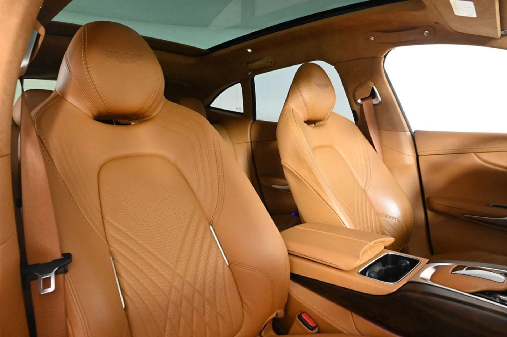 mph011_4249356258_used_2021_aston_martin_dbx_base_11350_22922965_11_1024_8125cf4ce7