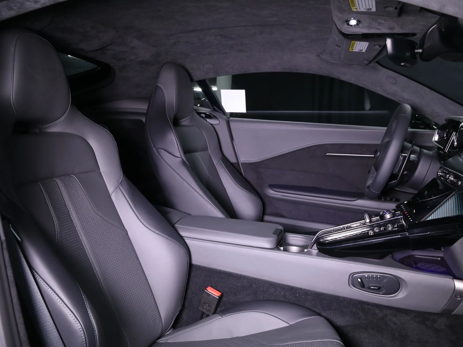 mph011_4259271618_New_2025_Aston_Martin_Vantage_1758482523_3f42ac8676