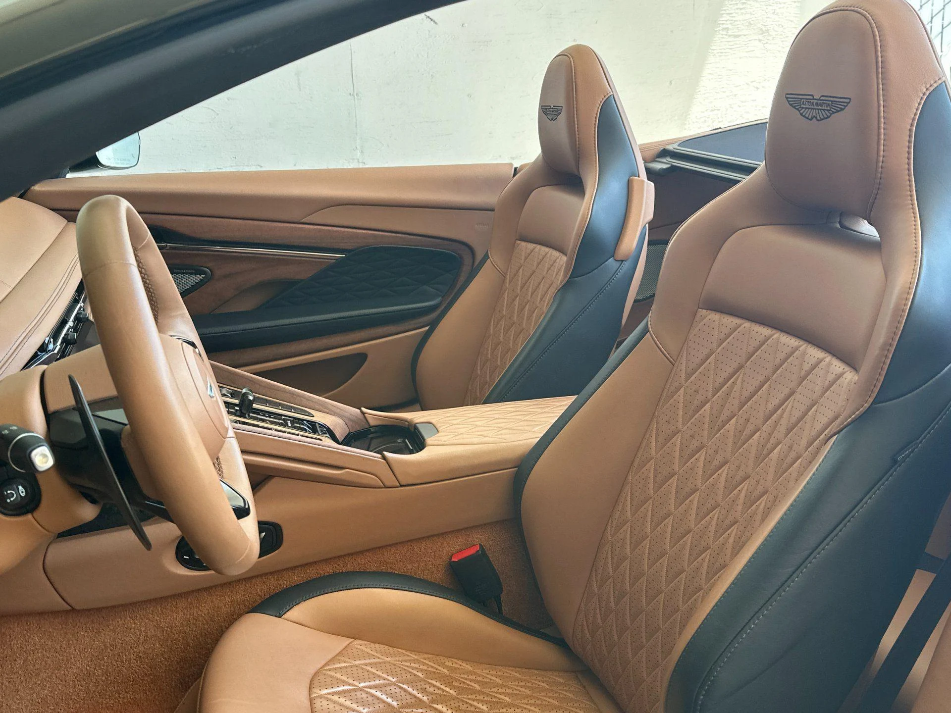 mph011_4286891042_Used_2025_Aston_Martin_DB_12_Volante_1778229498_4a47a5e97b