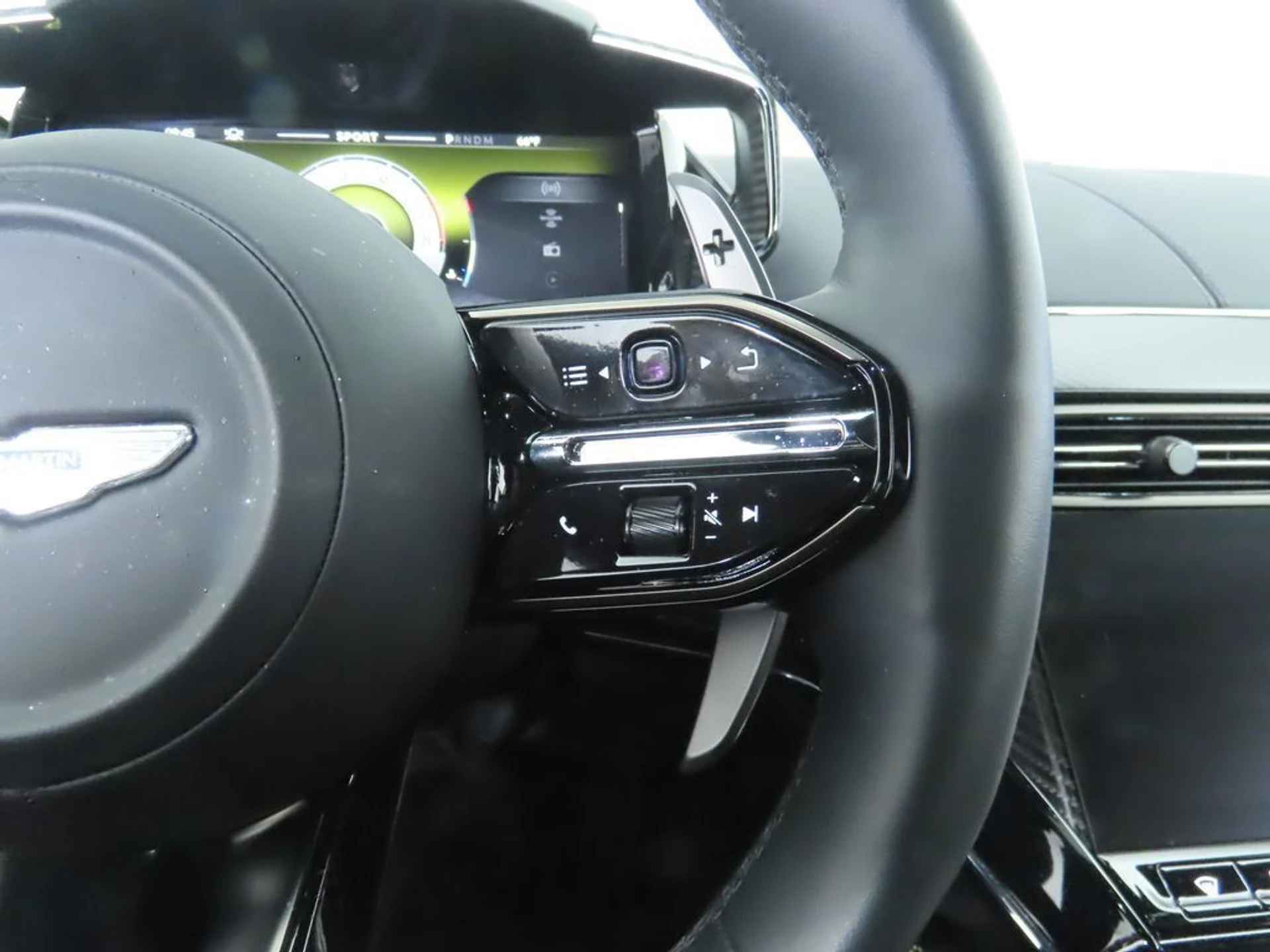 mph011_449294175_used_2025_aston_martin_vantage_coupe_8119_22951526_12_1024_f56d0bb057