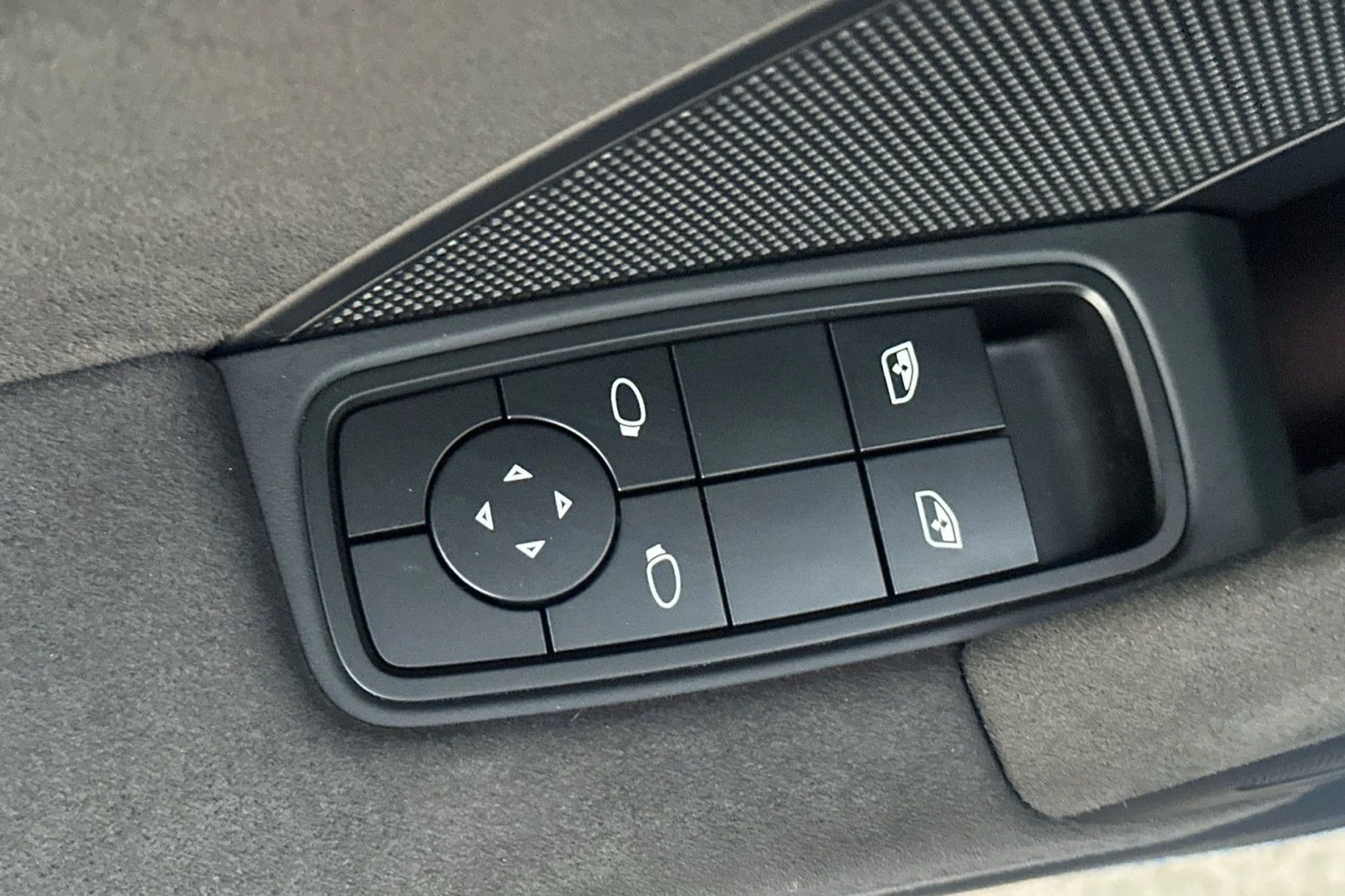 mph011_449380801_dbee76b2f3bc16c2a3bb19b74f25b04b_e02b36efd6