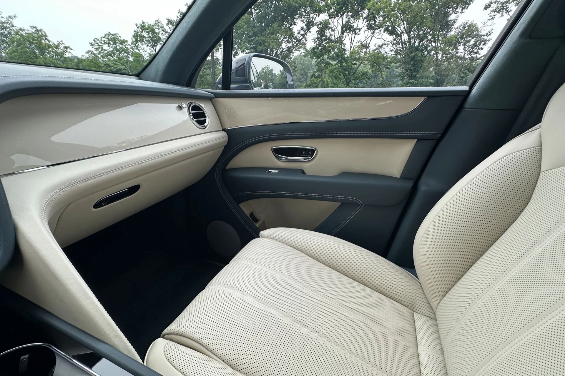 mph011_476655568_New_2026_Bentley_Bentayga_V8_1784540711_c074530289