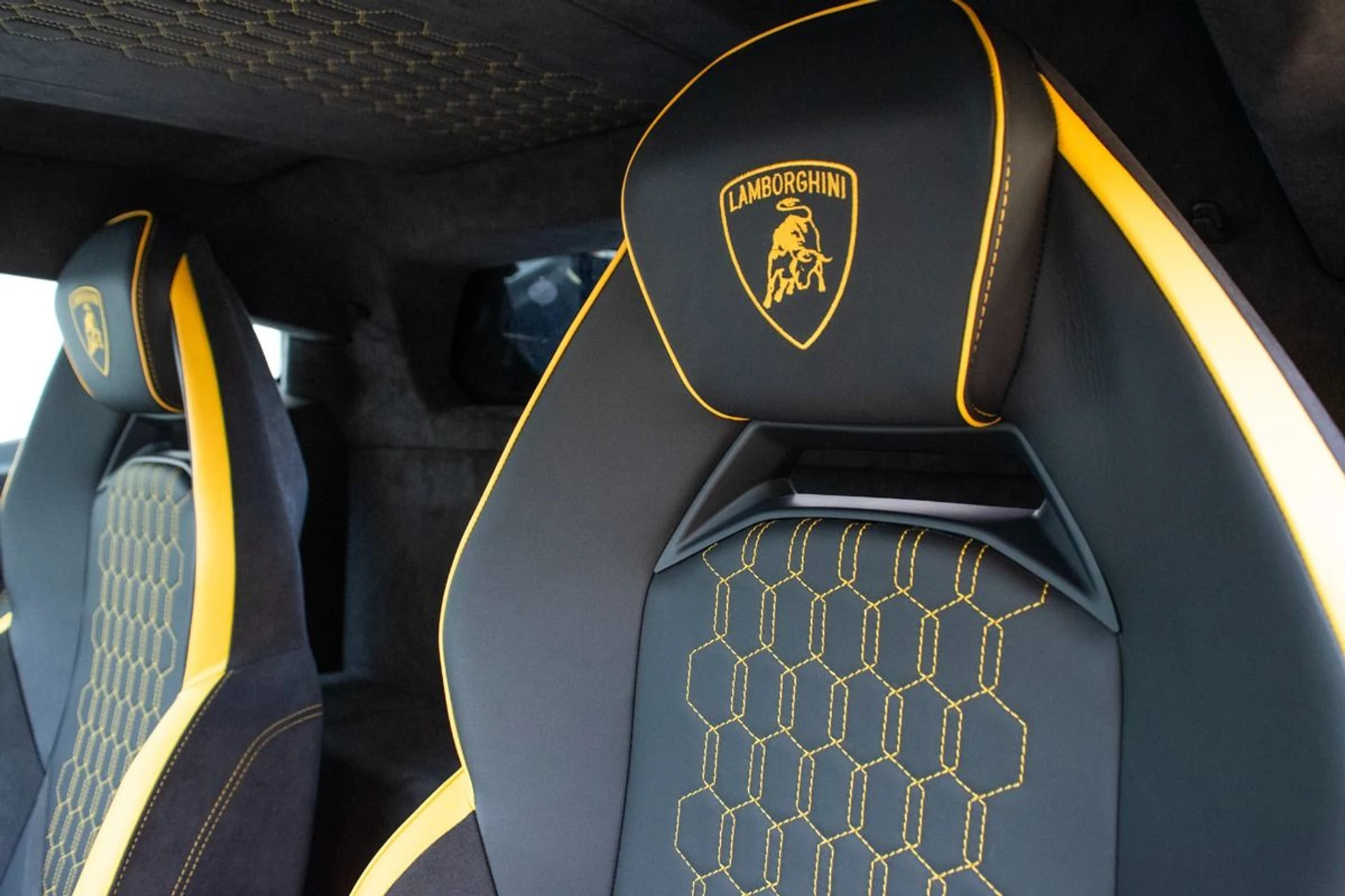 mph011_477015853_Used_2024_Lamborghini_Revuelto_1740383899_099b7a6061