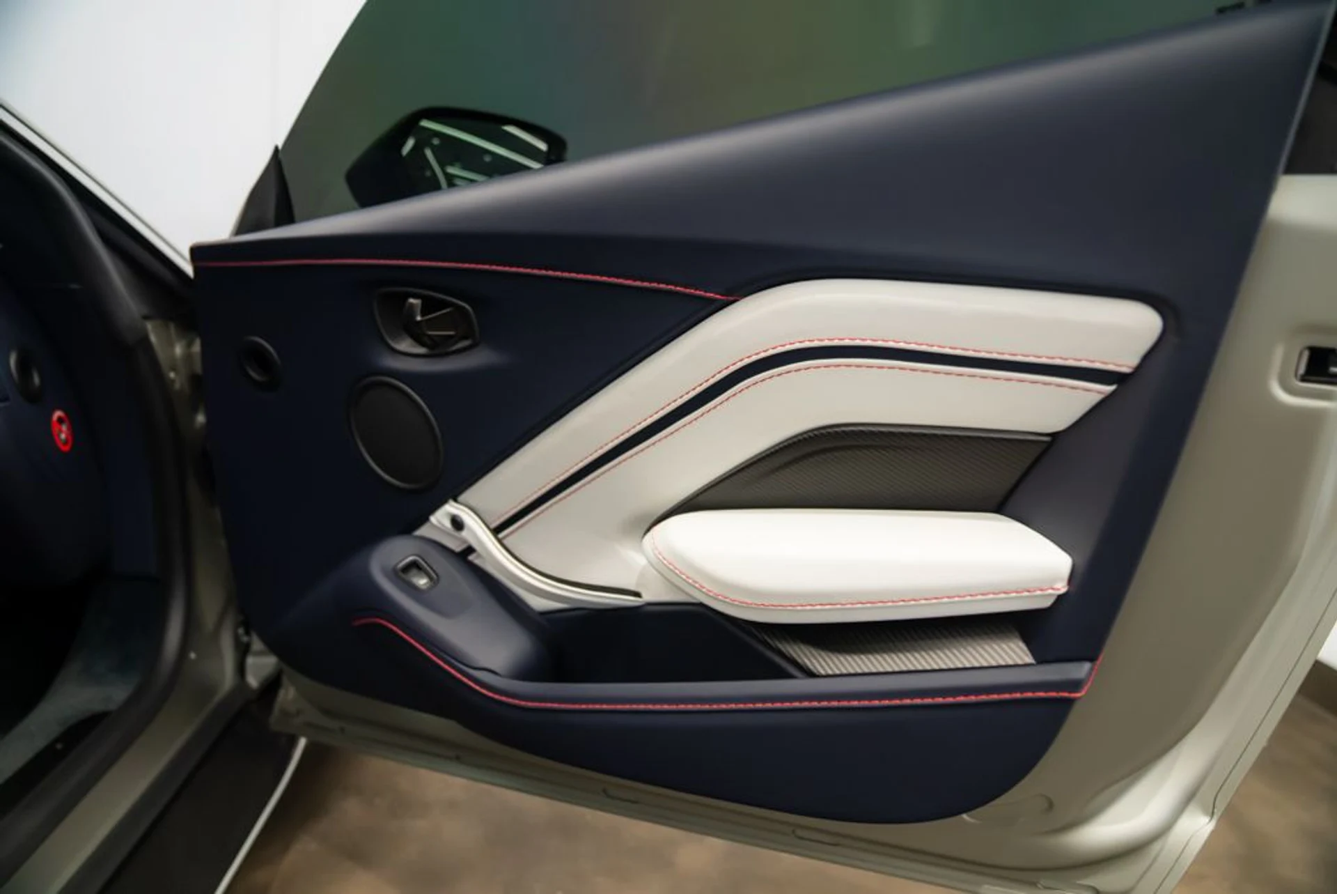 mph011_494161105_aston_martin_vantage_2023_jpg_v_1773863537_0a962cbbef