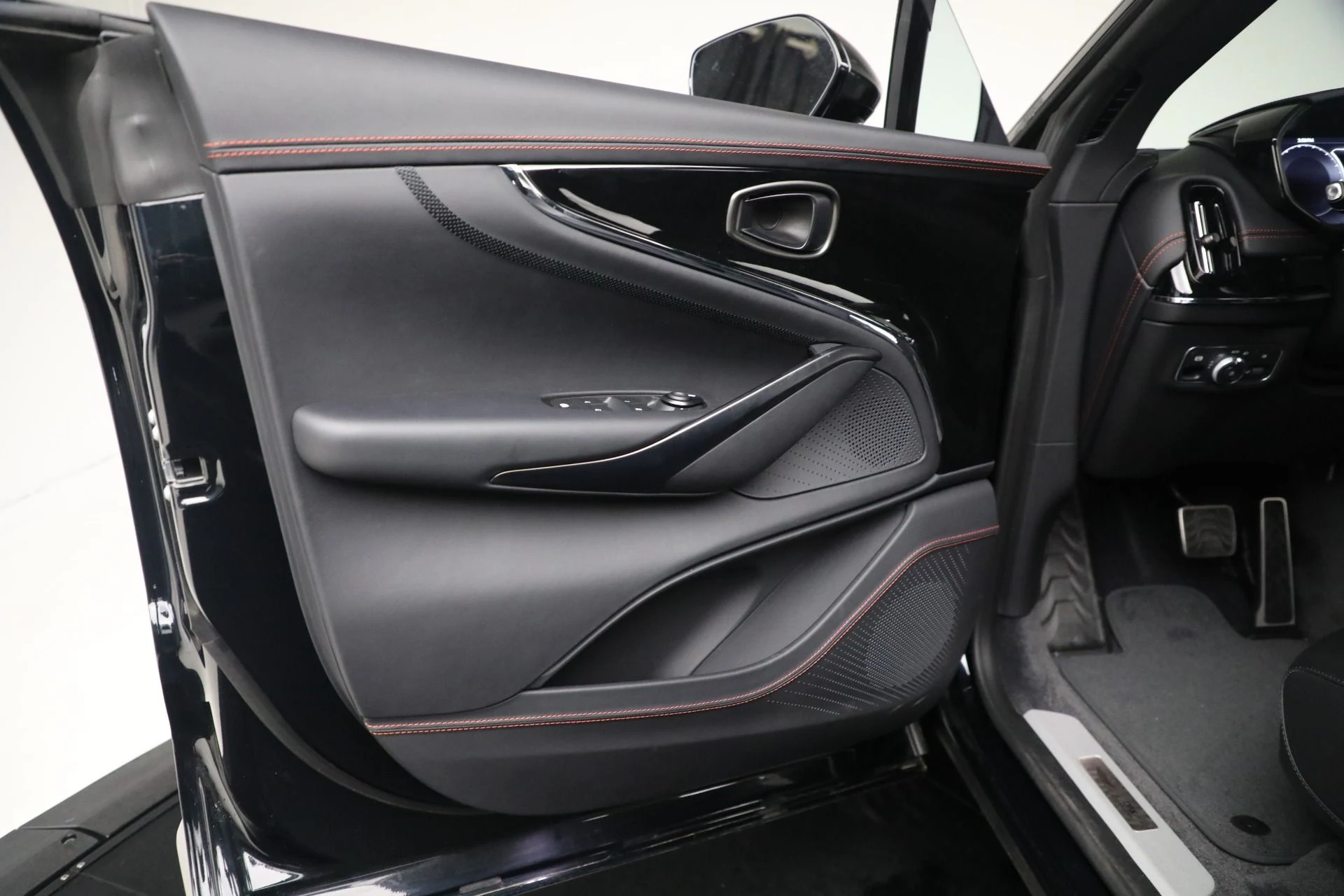 mph011_521665064_New_2025_Aston_Martin_DBX_707_ae2f024d2c