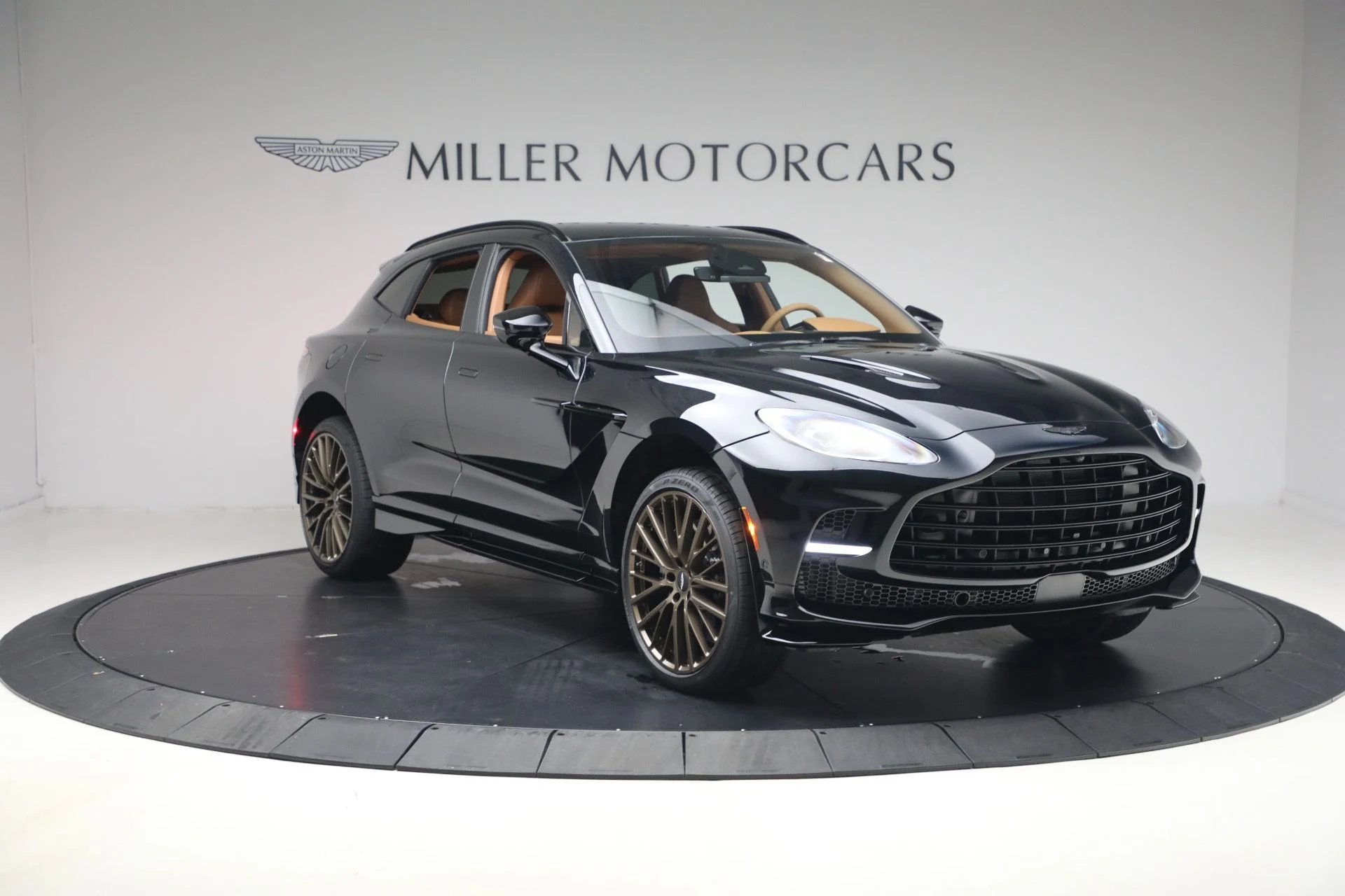 mph011_591159675_New_2026_Aston_Martin_DBX_707_1767991876_e0cc96383c