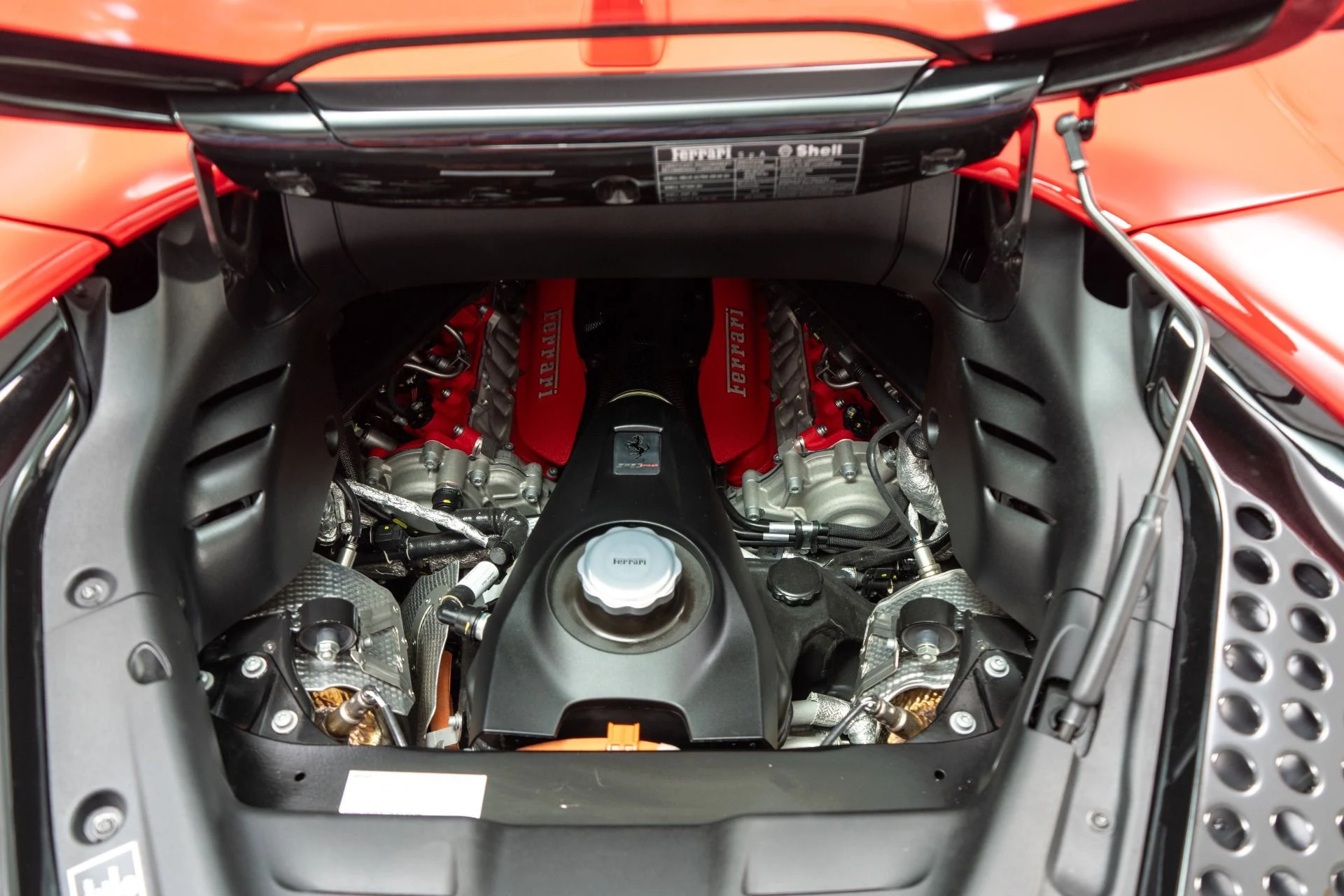 mph011_617447574_Used_2025_Ferrari_SF_90_Spider_1779917400_cbd5845a3e