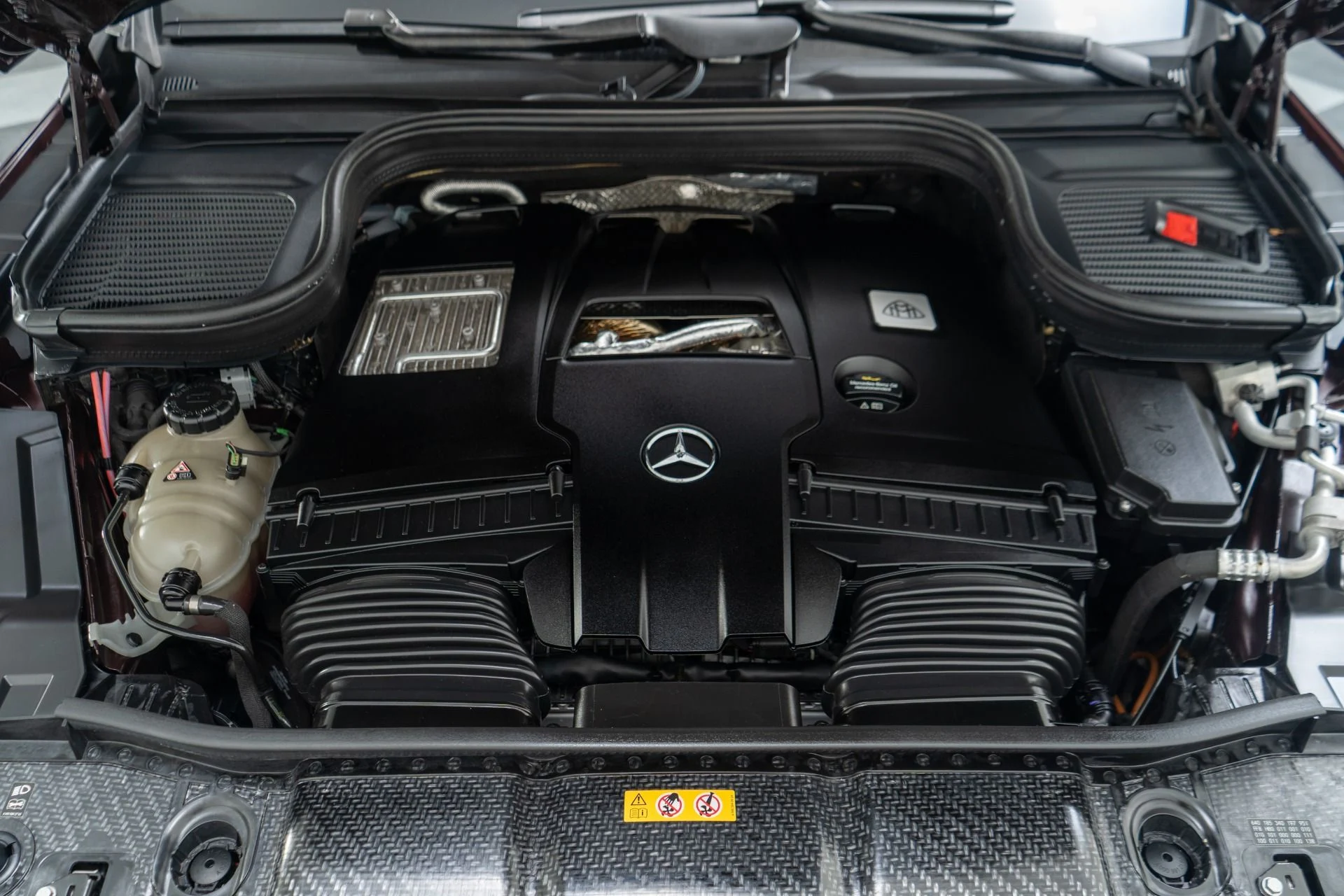 mph011_652271020_Used_2023_Mercedes_Benz_Maybach_GLS_600_4_MATIC_Factory_Two_Tone_paint_Diamond_Turned_Wheels_Loaded_1757365639_65ebf87477