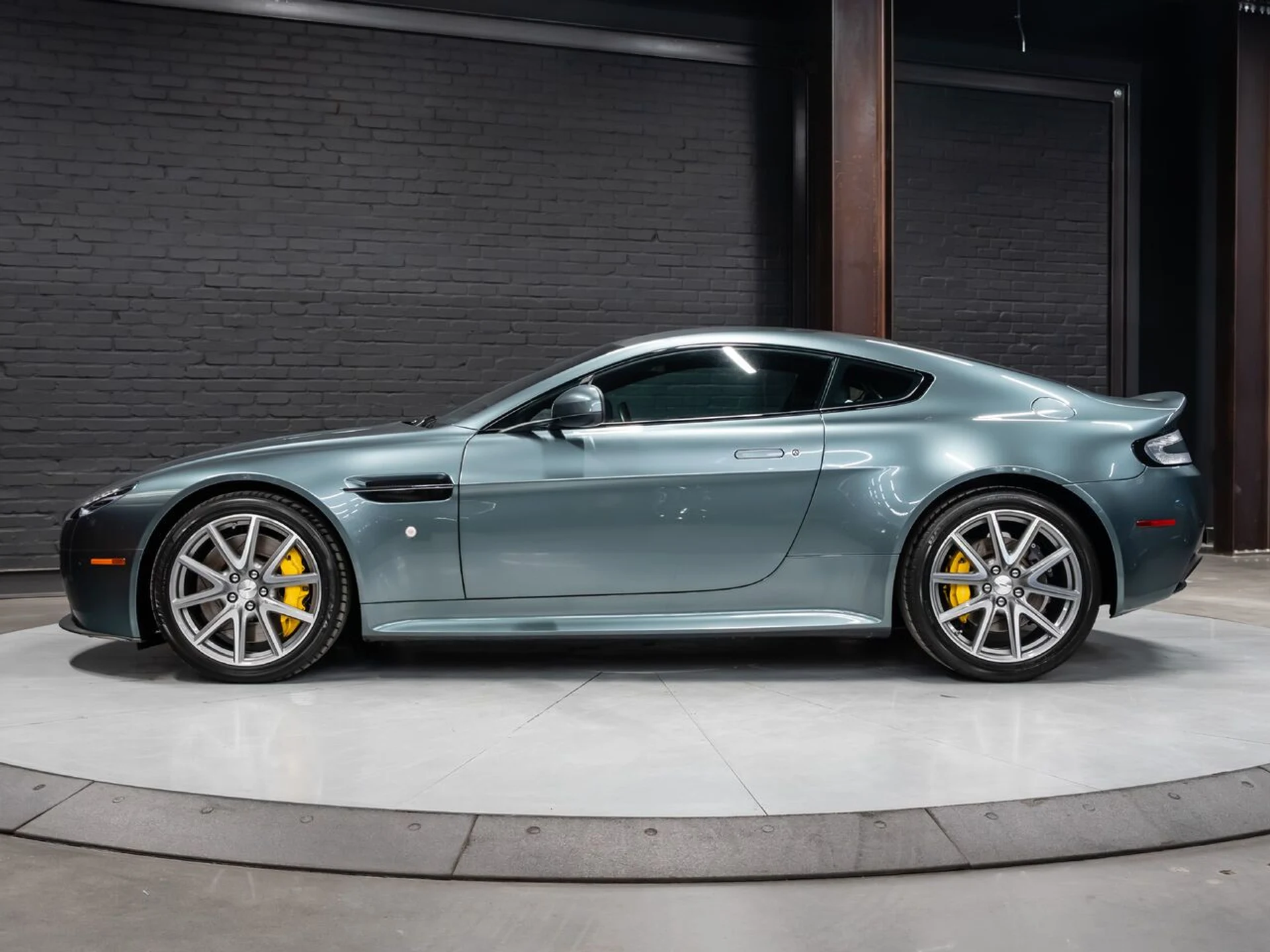mph011_664215964_aston_martin_v8_vantage_2015_f1cbfa188b