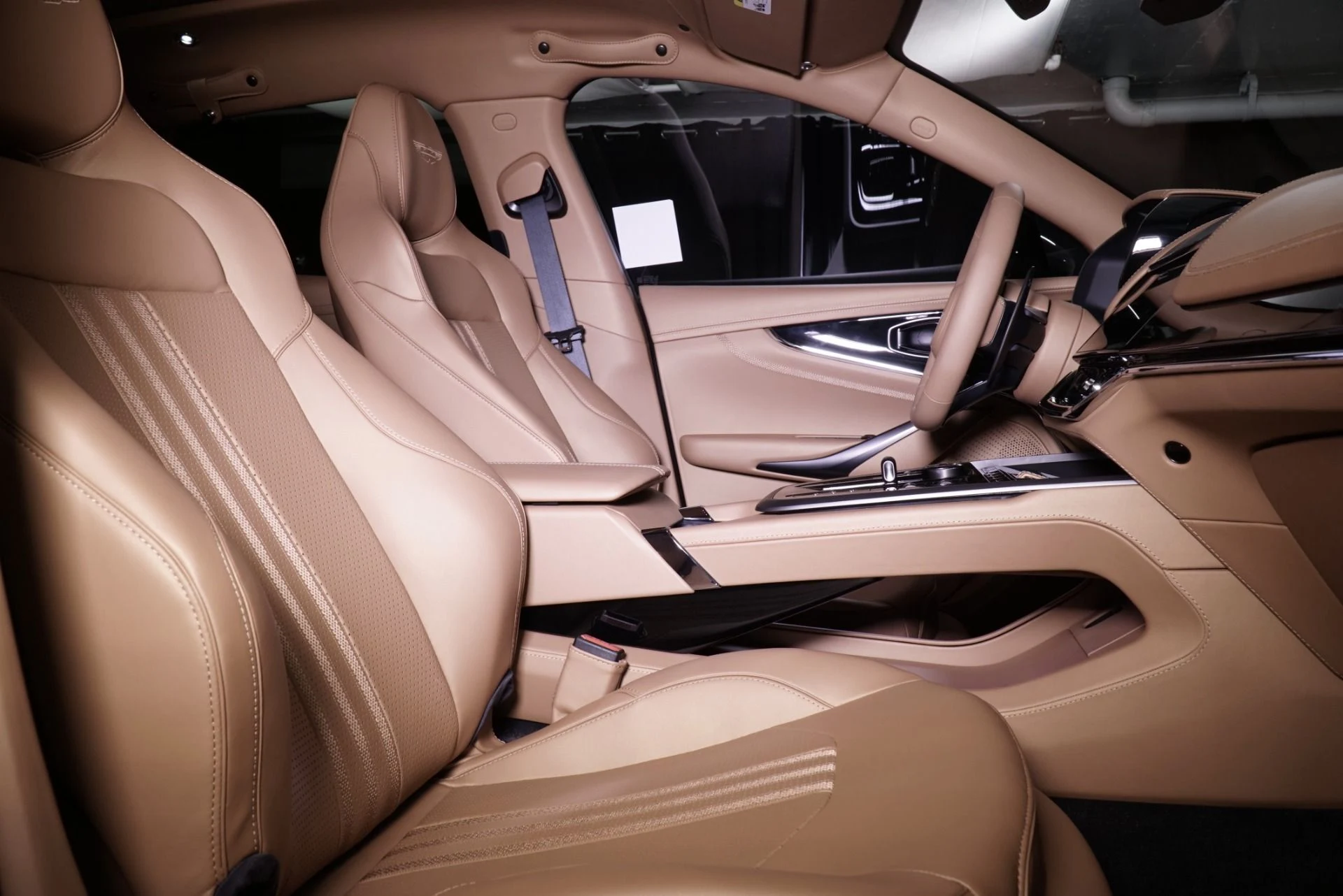 mph011_666035457_New_2026_Aston_Martin_DBX_707_1762322943_8e263e226c