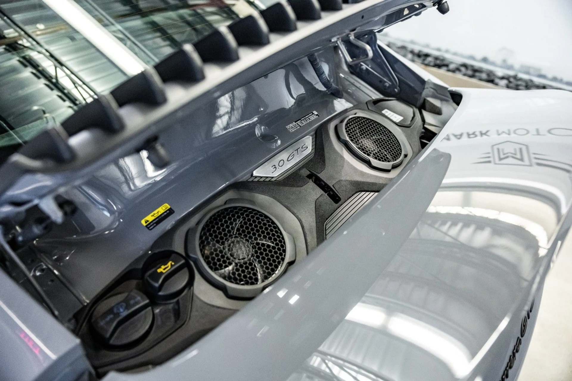 mph011_701984128_x_A_5279b5250f