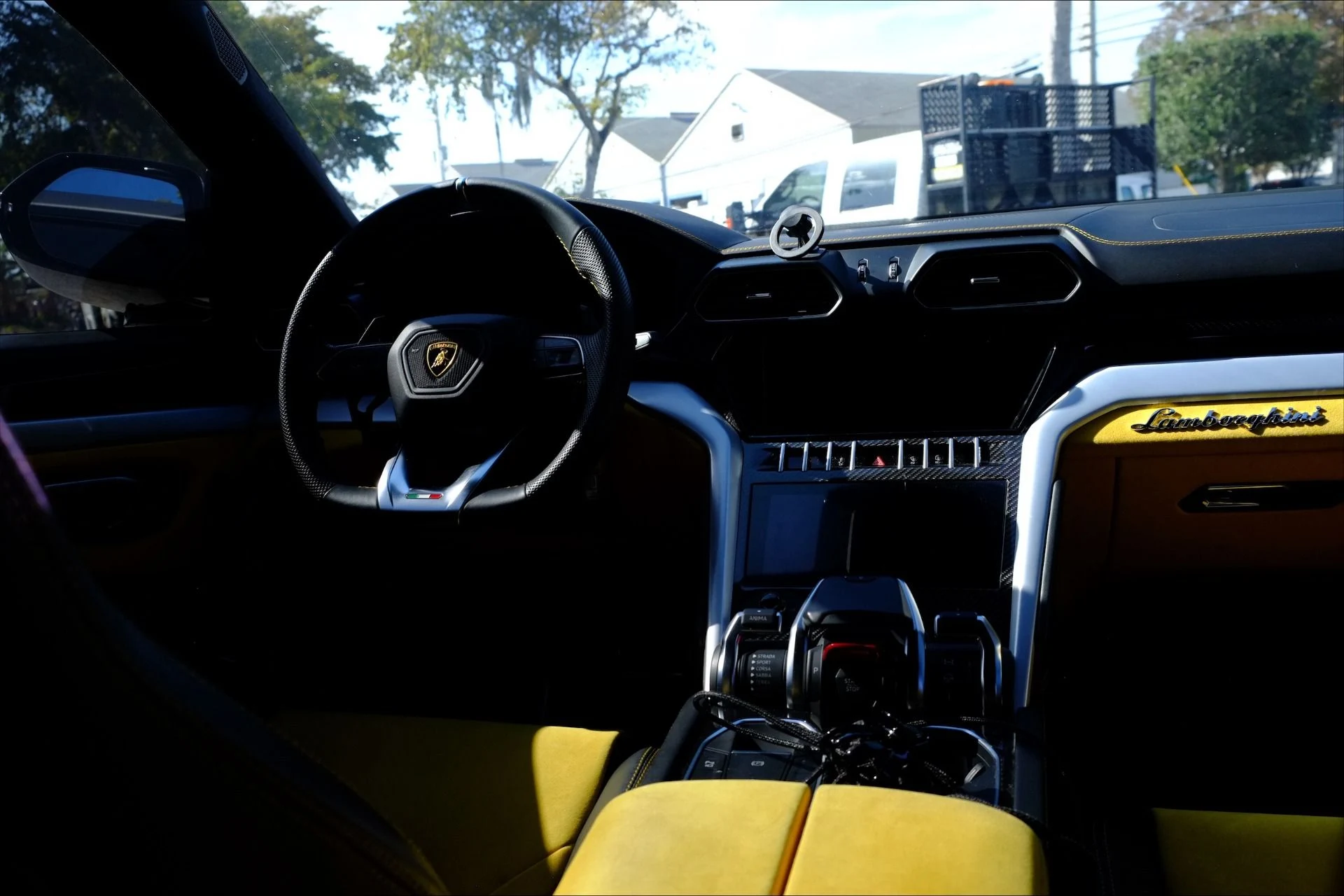 mph011_723643353_Used_2021_Lamborghini_Urus_1776122295_90fa6ab031