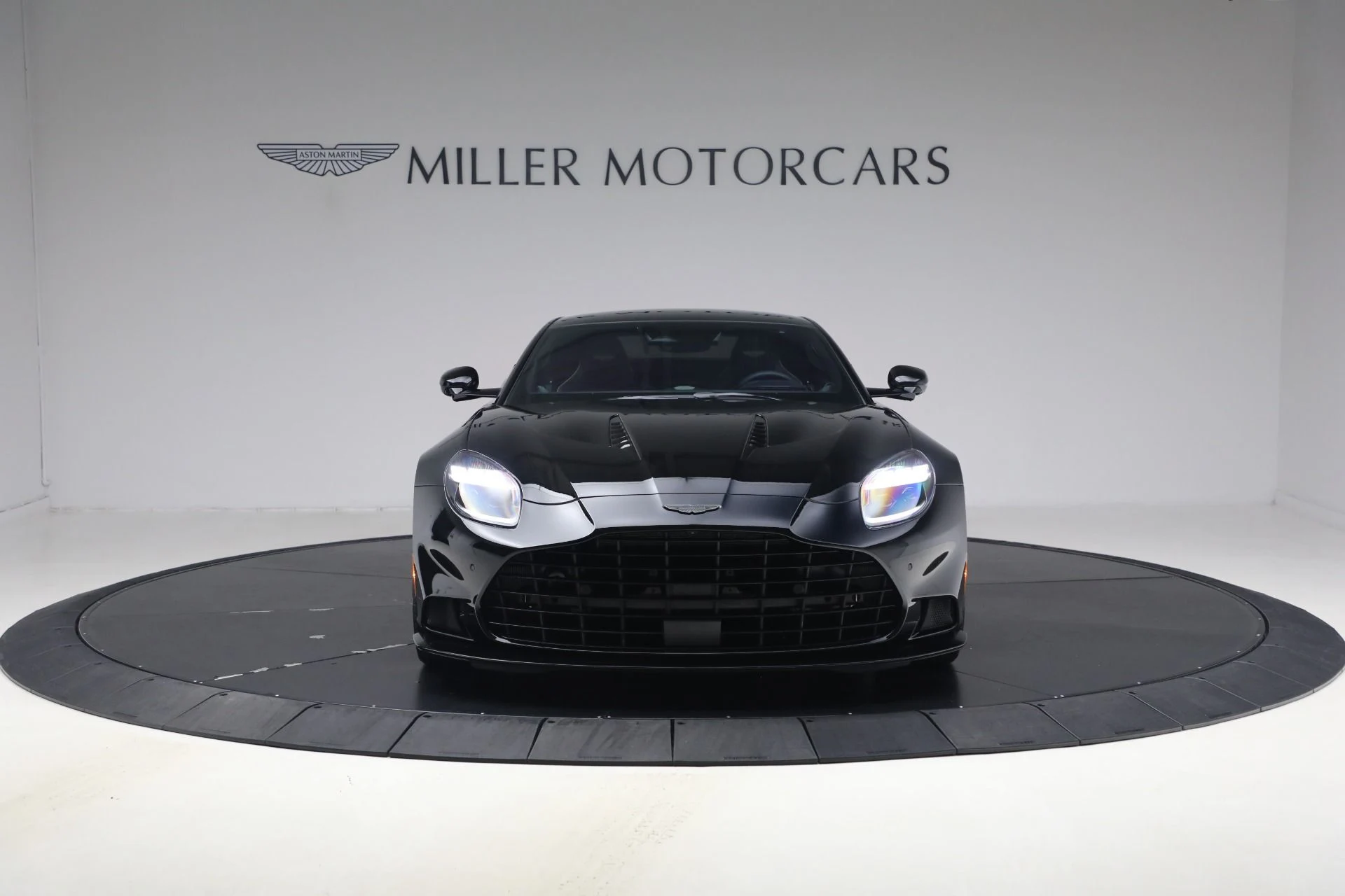 mph011_752376462_Used_2025_Aston_Martin_Vanquish_1789418284_34019064b8