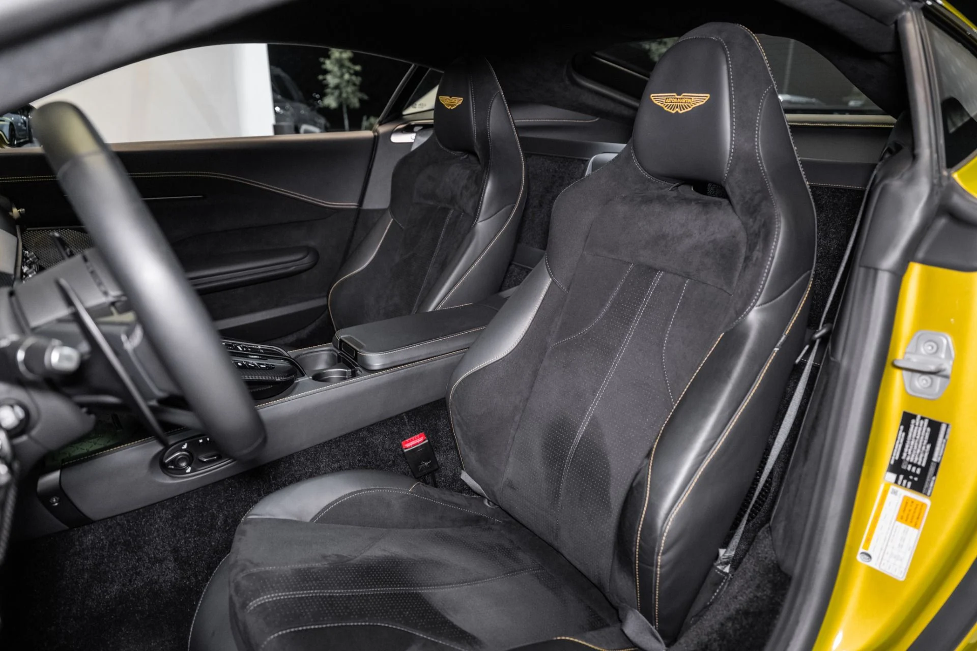 mph011_759446553_Used_2025_Aston_Martin_Vantage_1751990746_b7462888c4