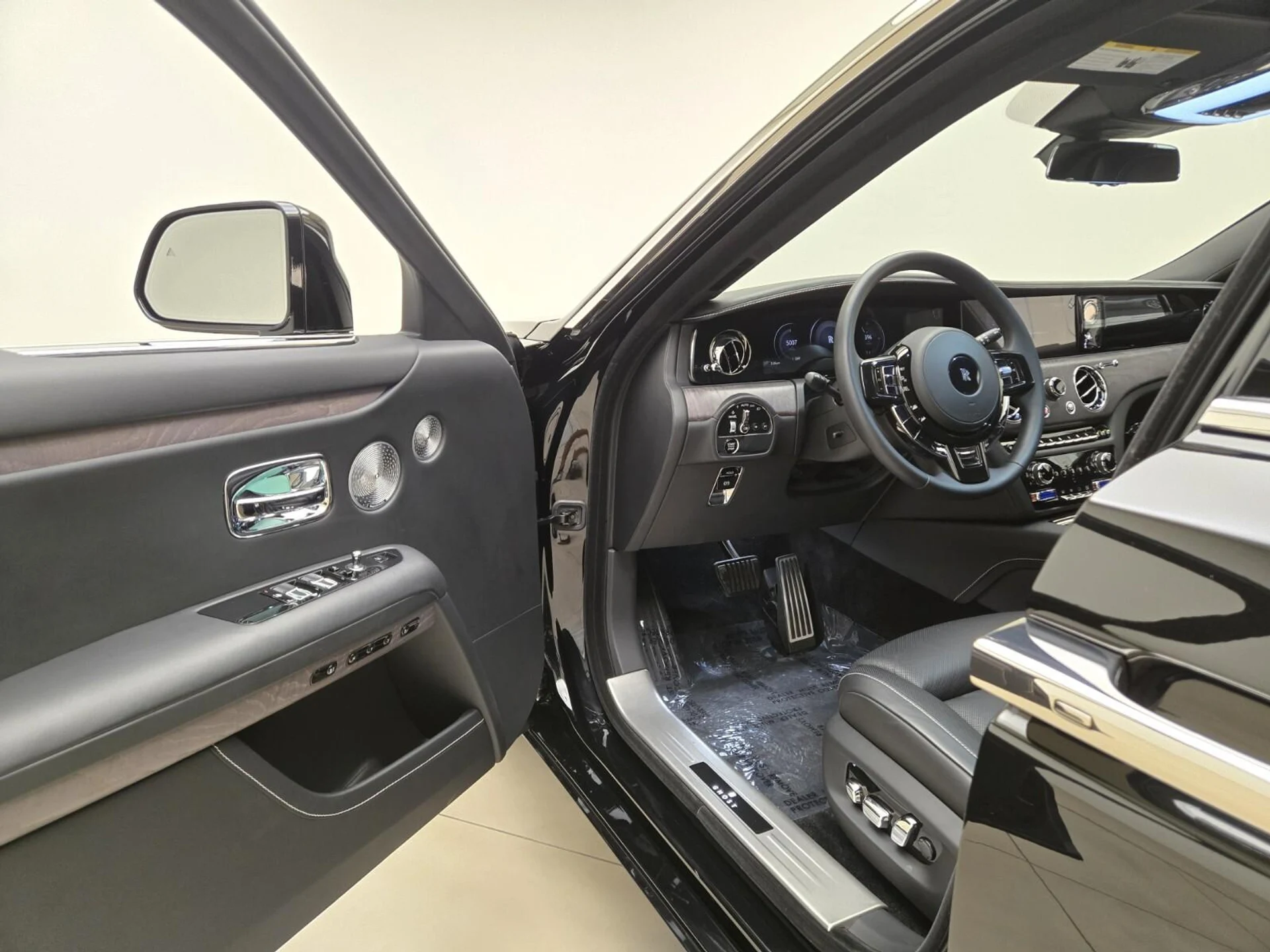 mph011_766305593_Used_2025_Rolls_Royce_Ghost_1777356179_05f6efae99