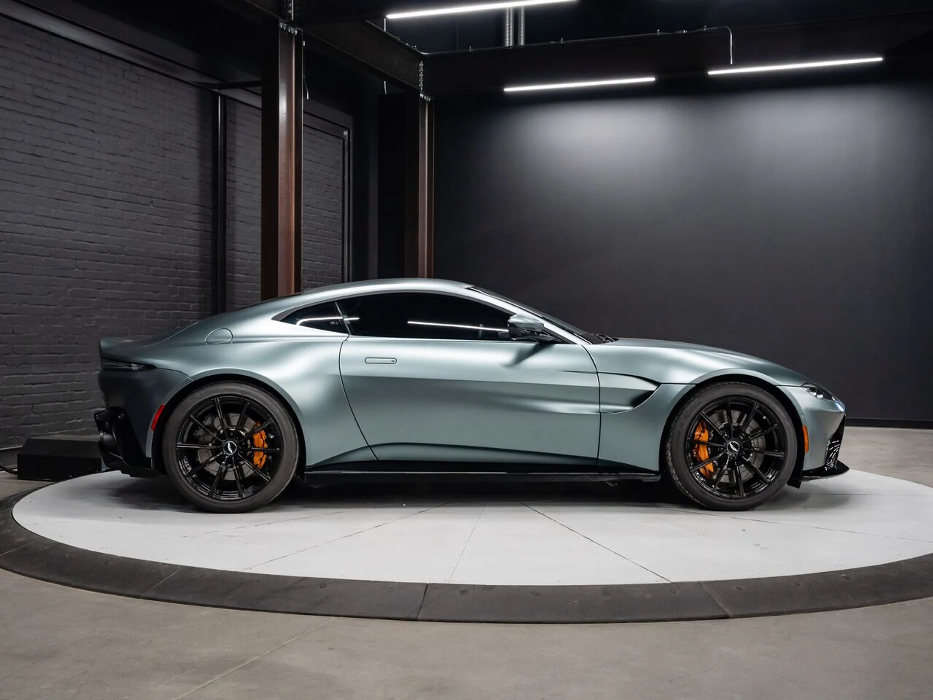 mph011_772814829_aston_martin_vantage_2020_c5b3d32d03