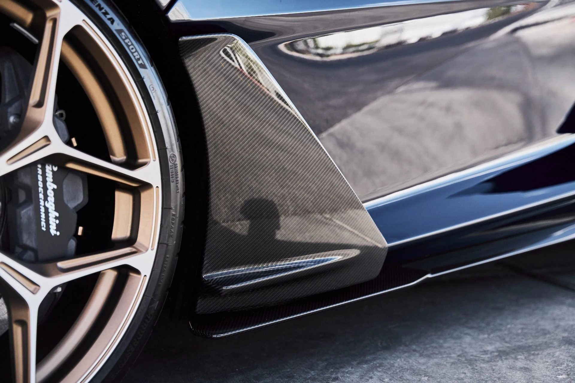 mph011_805951549_Used_2025_Lamborghini_Revuelto_Base_1777078062_61e686d731