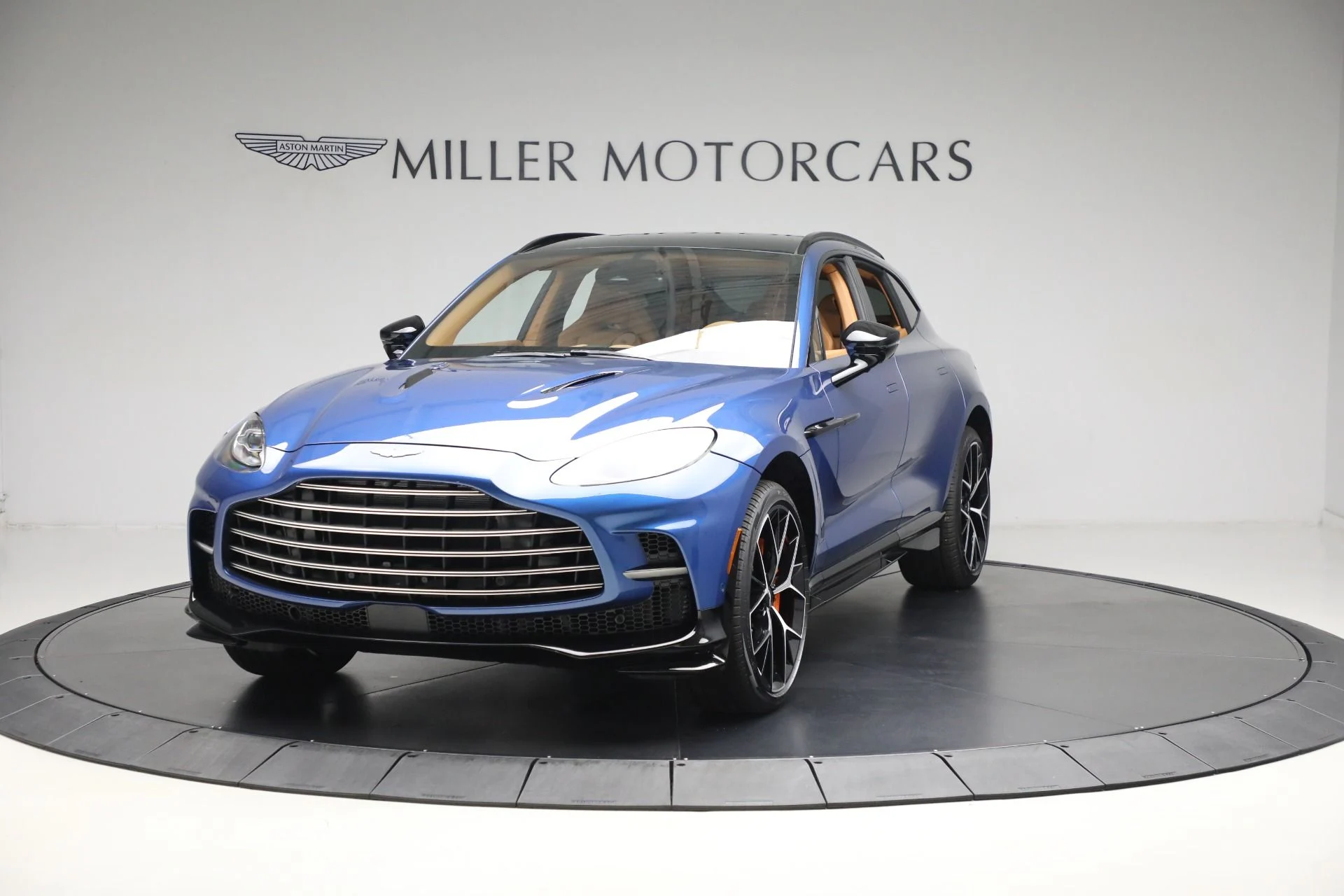 mph011_817330918_New_2025_Aston_Martin_DBX_707_1b2c92563f