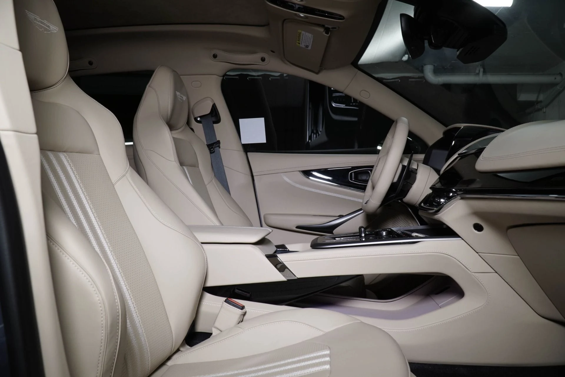 mph011_831756844_New_2026_Aston_Martin_DBX_707_1765563110_928e9de155
