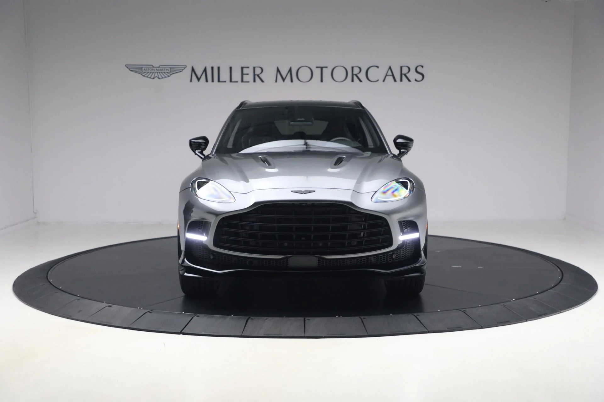 mph011_835332174_New_2026_Aston_Martin_DBX_707_1768320849_03d09b9259