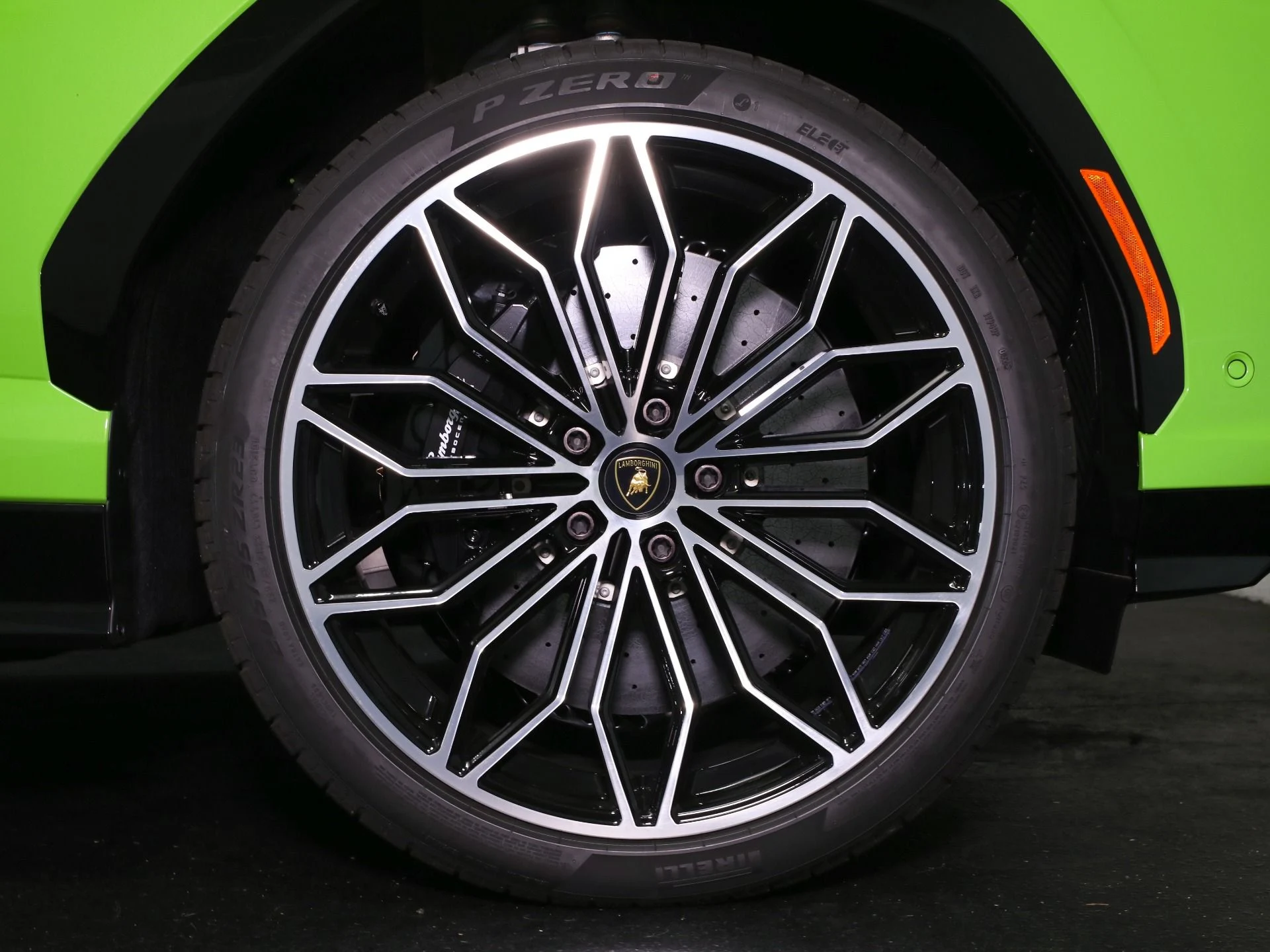 mph011_84167859_New_2025_Lamborghini_Urus_SE_1756395127_8e3b55fdc6