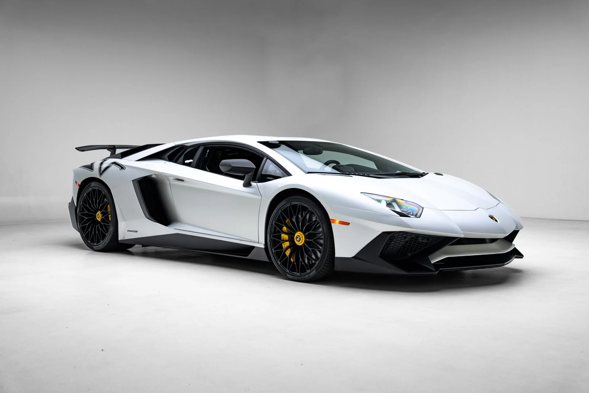 mph011_856367965_Used_2016_Lamborghini_Aventador_SV_1775078140_075885bbde