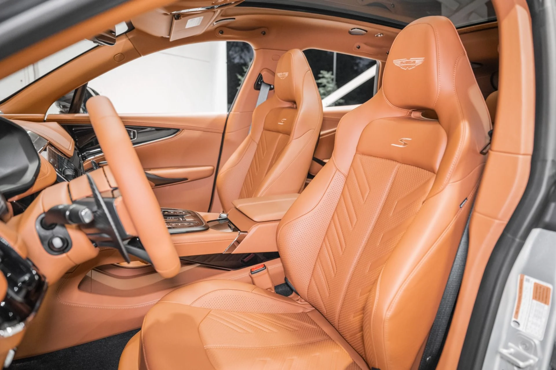 mph011_871179803_New_2026_Aston_Martin_DBX_S_1780937216_0f0d133197