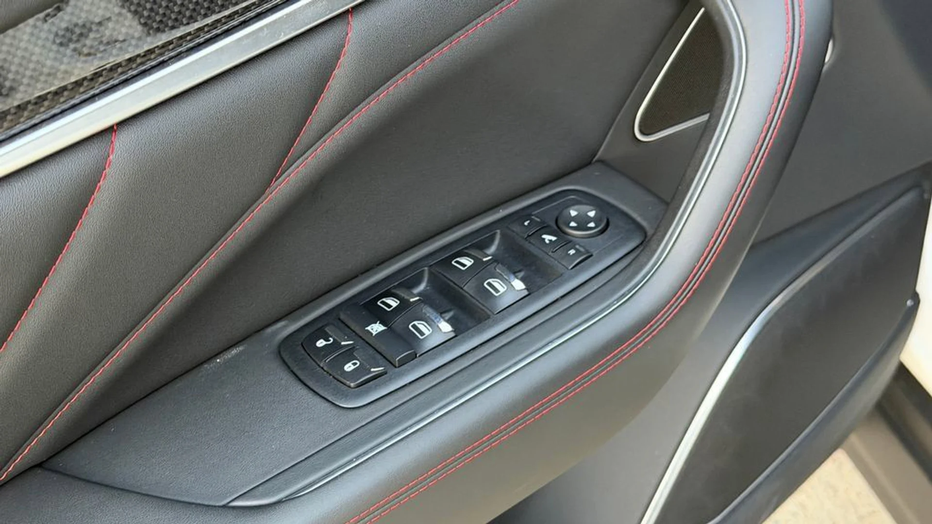 mph011_873795964_4b58a9ea906a44df843b84da8d34fb1c_36707ed4a8