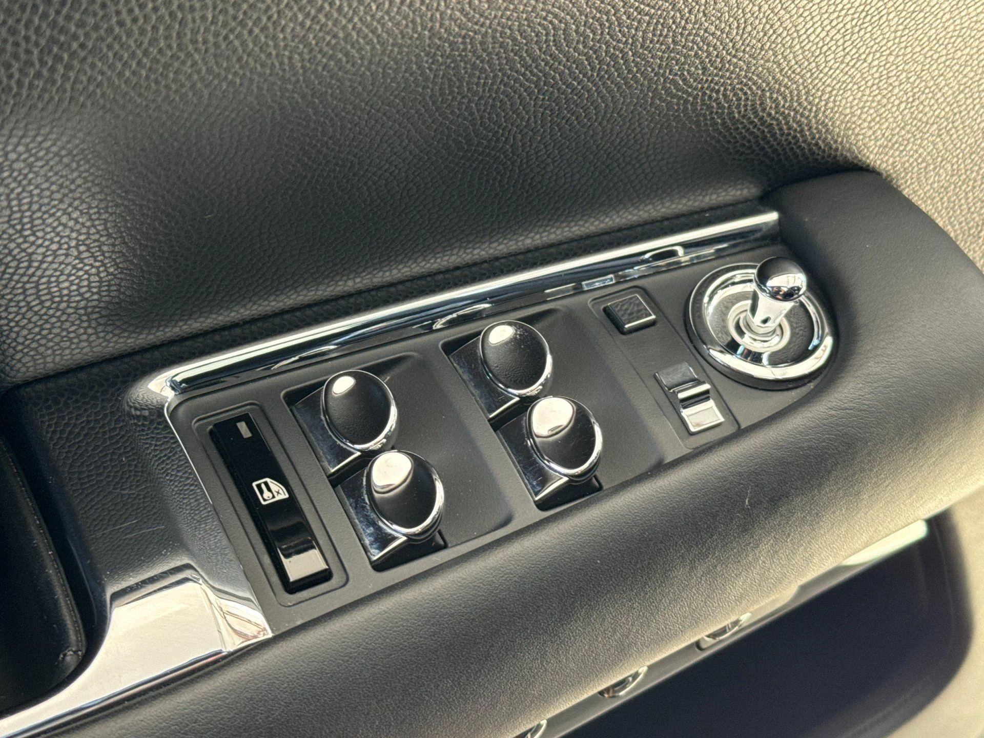 mph011_875124498_Used_2014_Rolls_Royce_Wraith_1786096222_0d9409d022