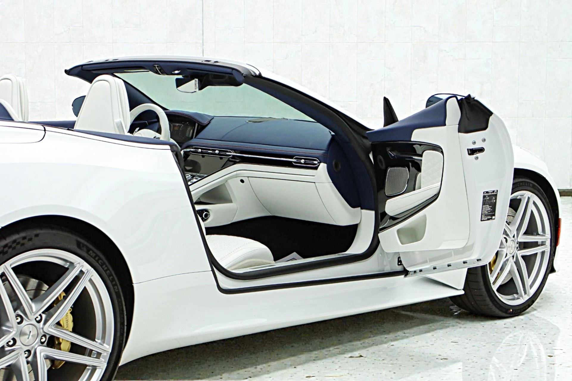 mph011_888173368_Used_2026_Aston_Martin_DB_12_Volante_8217b1686e