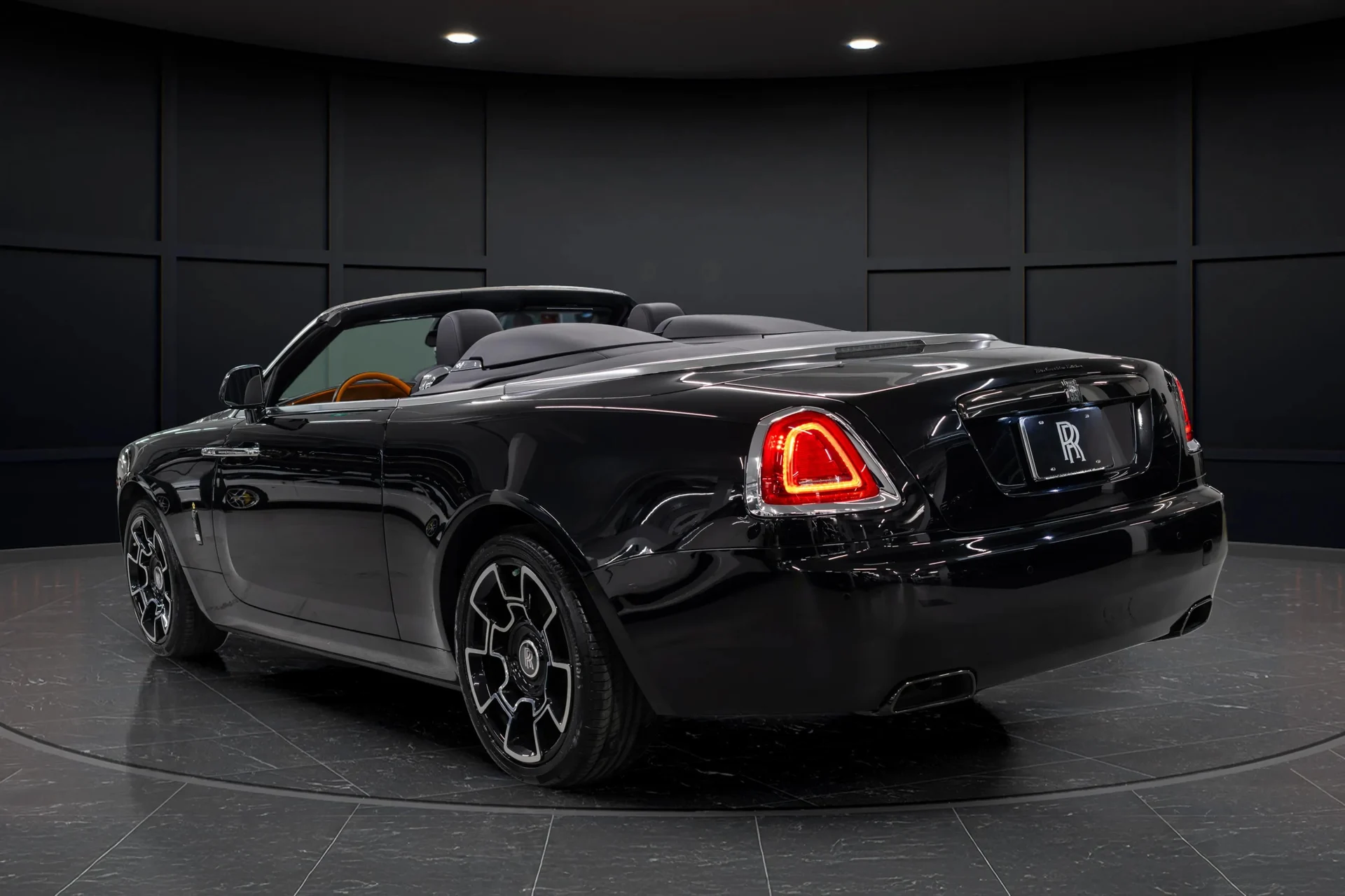 mph011_901815439_e87a3e22_90cf_4c90_a038_a46325b754ec_201920_Rolls_Royce20_Black20_Badge20_Dawn2028_SCA_666_D55_KU_11584429_10_30e2320135