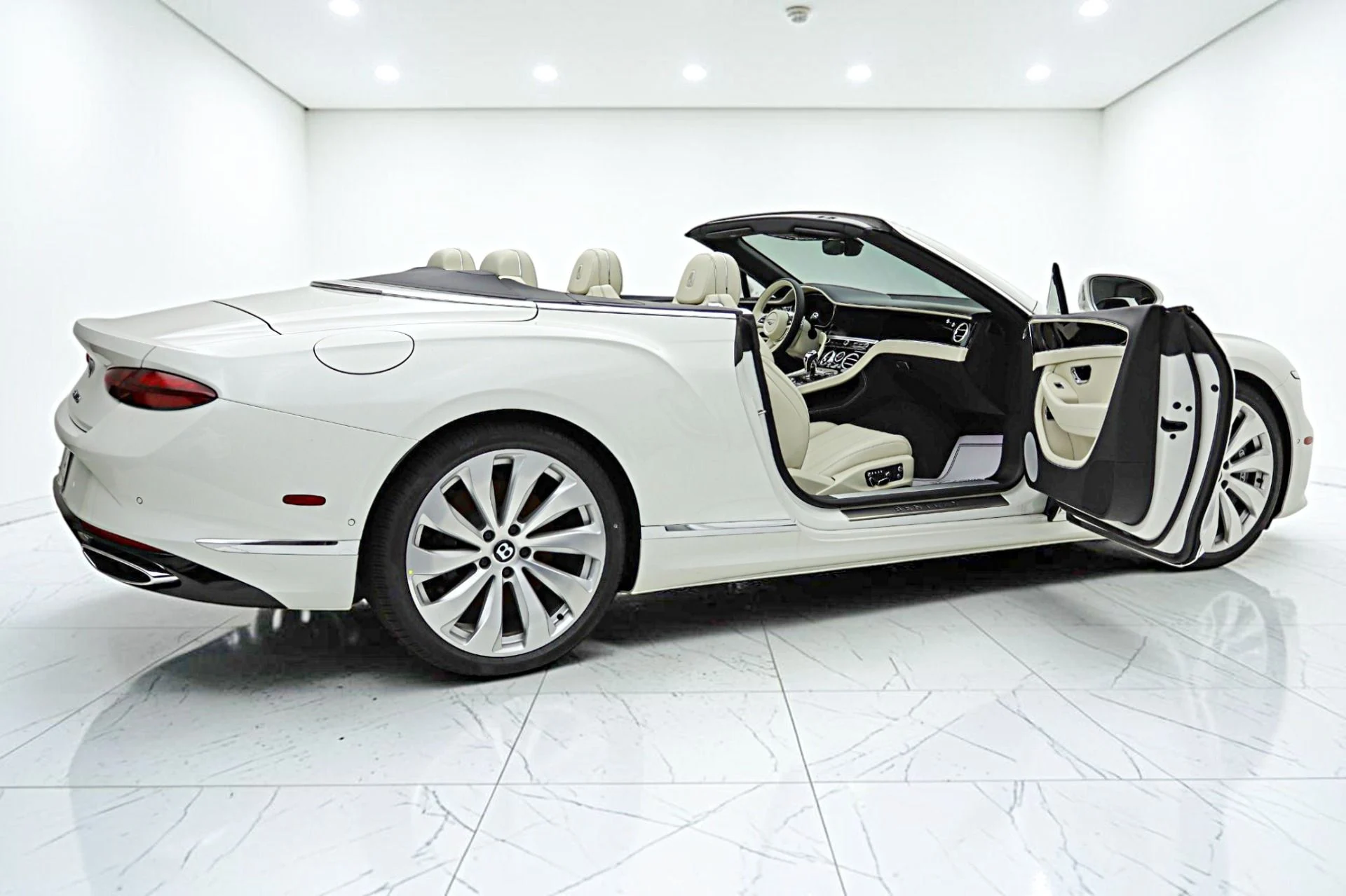 mph011_92525340_New_2026_Bentley_Continental_GTC_9b16edf4f5