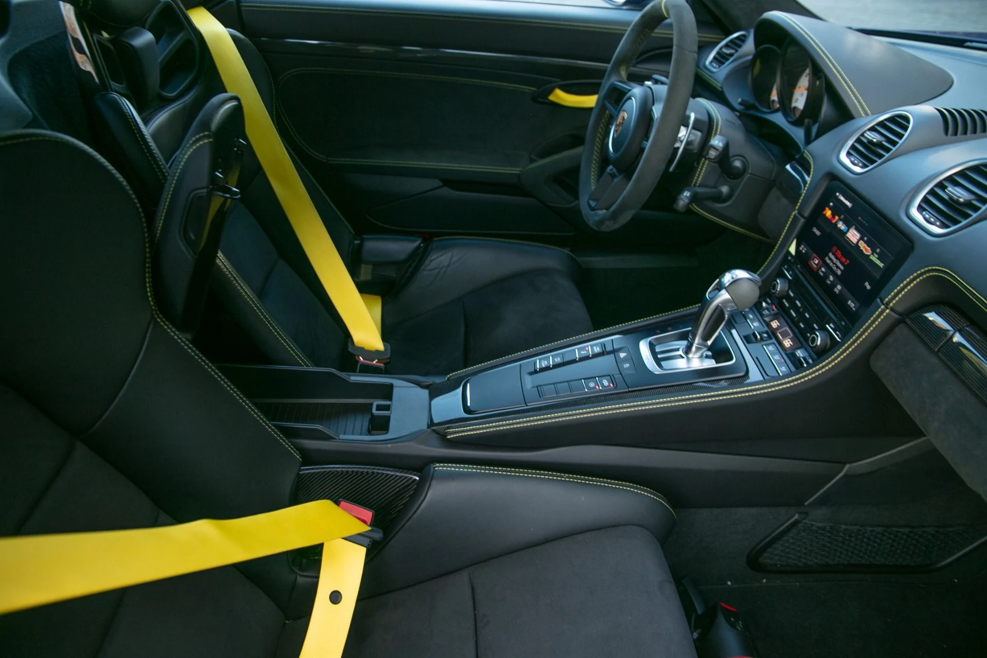 mph011_932622350_Used_2022_Porsche_718_Cayman_GT_4_1761070750_c3275ca1c2