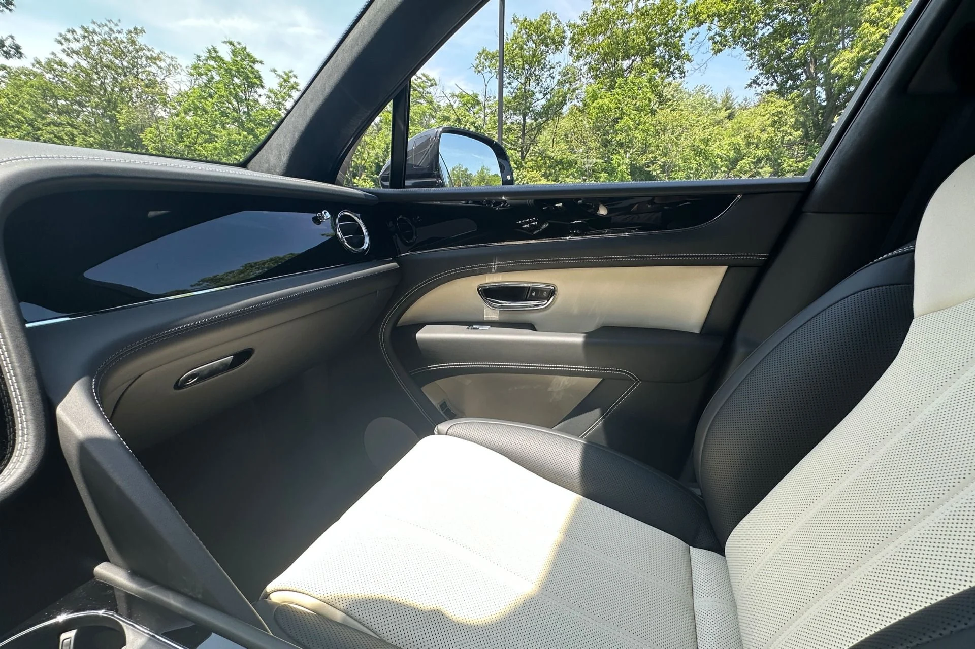 mph011_933973635_New_2026_Bentley_Bentayga_V8_1781256898_1c85a1daf2
