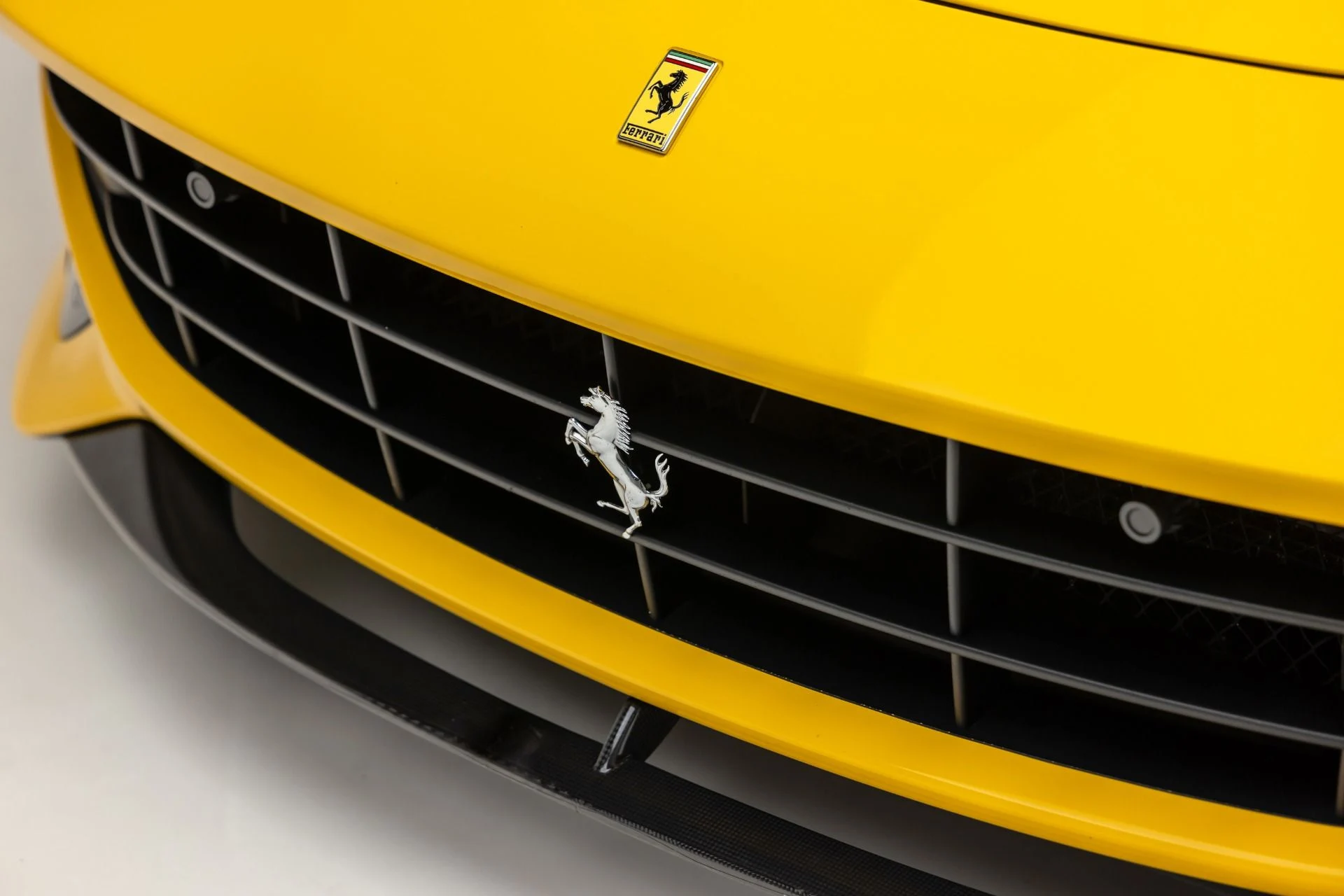 mph011_947051131_Used_2014_Ferrari_F12berlinetta_1766171664_ca53e5f766