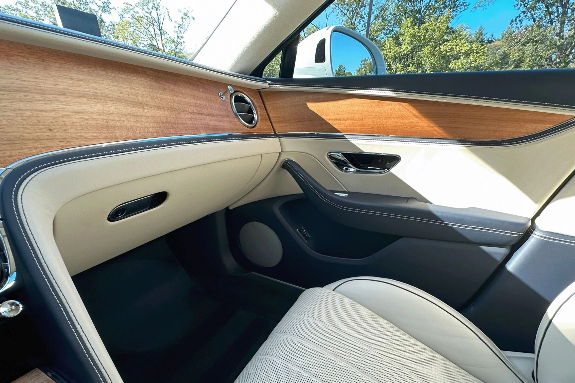 mph011_971950551_Used_2022_Bentley_Flying_Spur_V8_1759839159_6798844d40