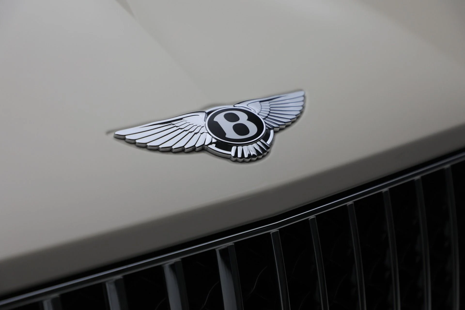 mph012_101747597_New_2025_Bentley_Bentayga_Azure_V8_a6d7a314f9