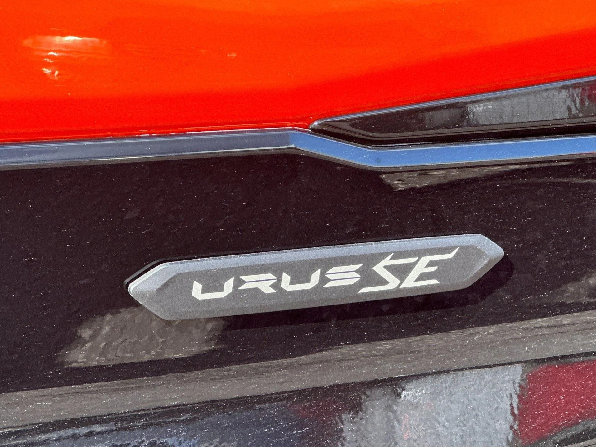 mph012_102364750_Used_2025_Lamborghini_Urus_SE_1755160813_d79d84c7ba