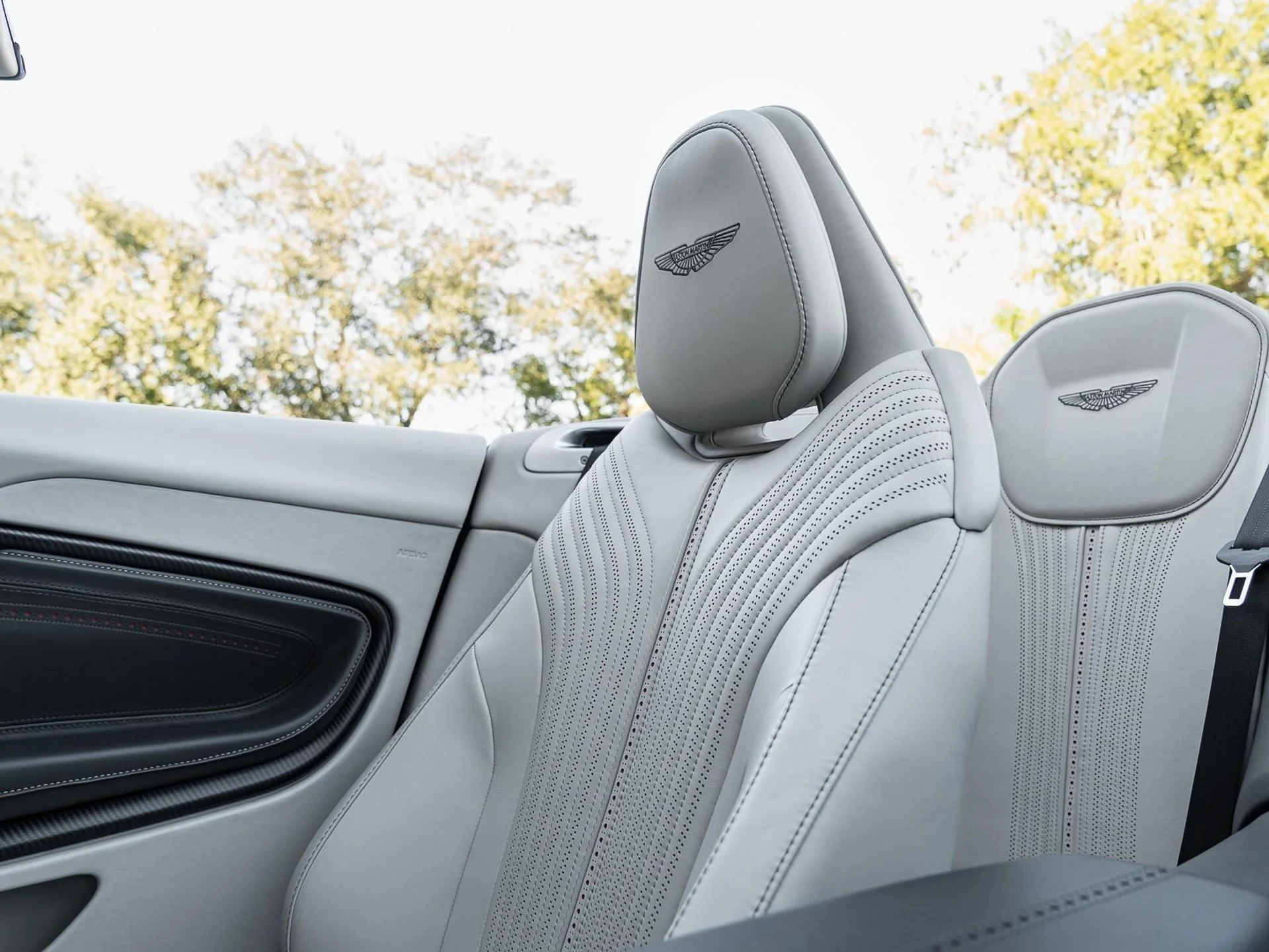 mph012_1070475165_Used_2022_Aston_Martin_DB_11_1767028101_bf7fd2aa2f