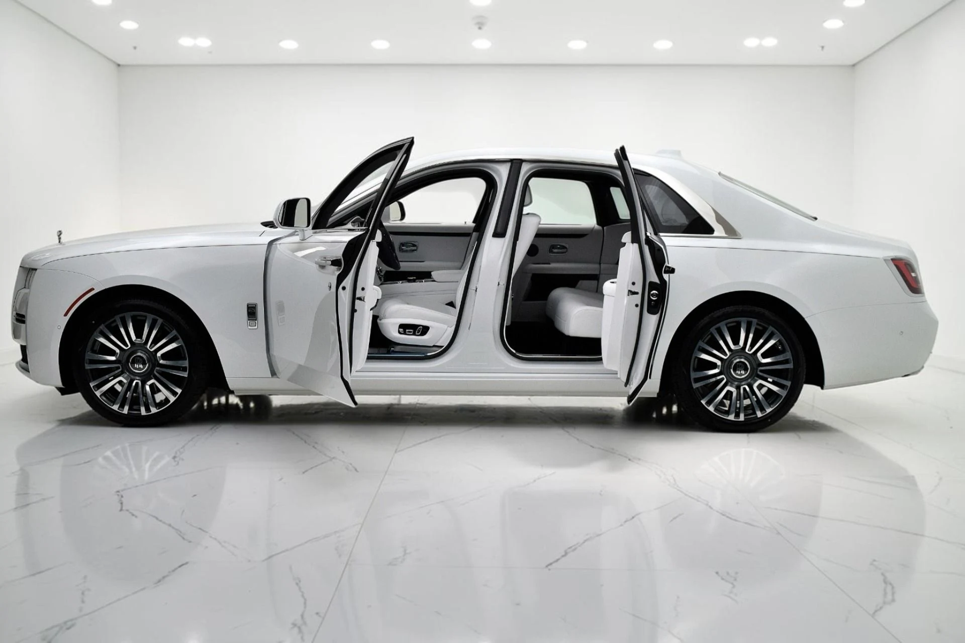 mph012_1091471201_Used_2021_Rolls_Royce_Ghost_2fdd7eddb3