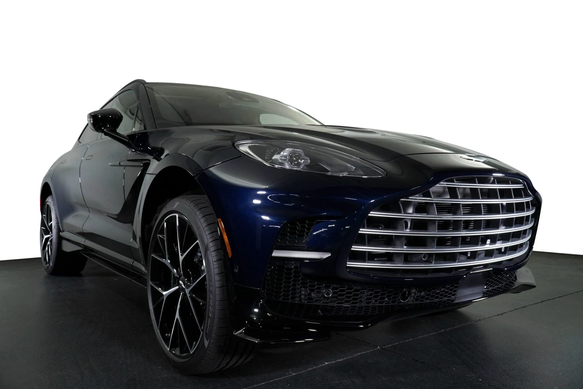 mph012_1114167384_New_2026_Aston_Martin_DBX_707_1769300415_12b726aa1b