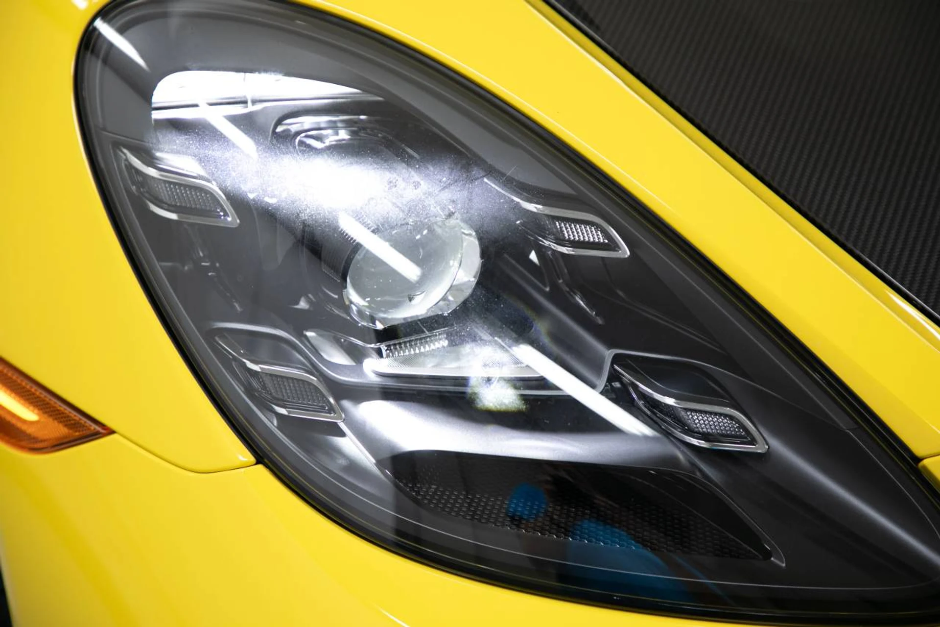 mph012_1146708838_554bcbed7eada9ba5f9215dadbfb9305x_16dc768383