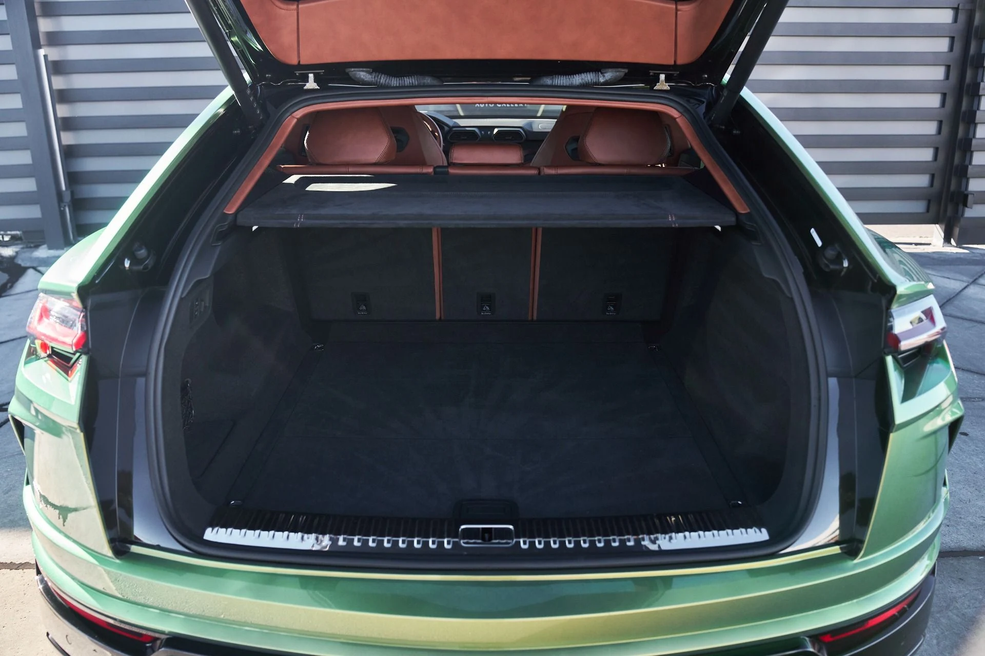 mph012_1157304513_Used_2022_Lamborghini_Urus_1764710418_6bedf1bcc1