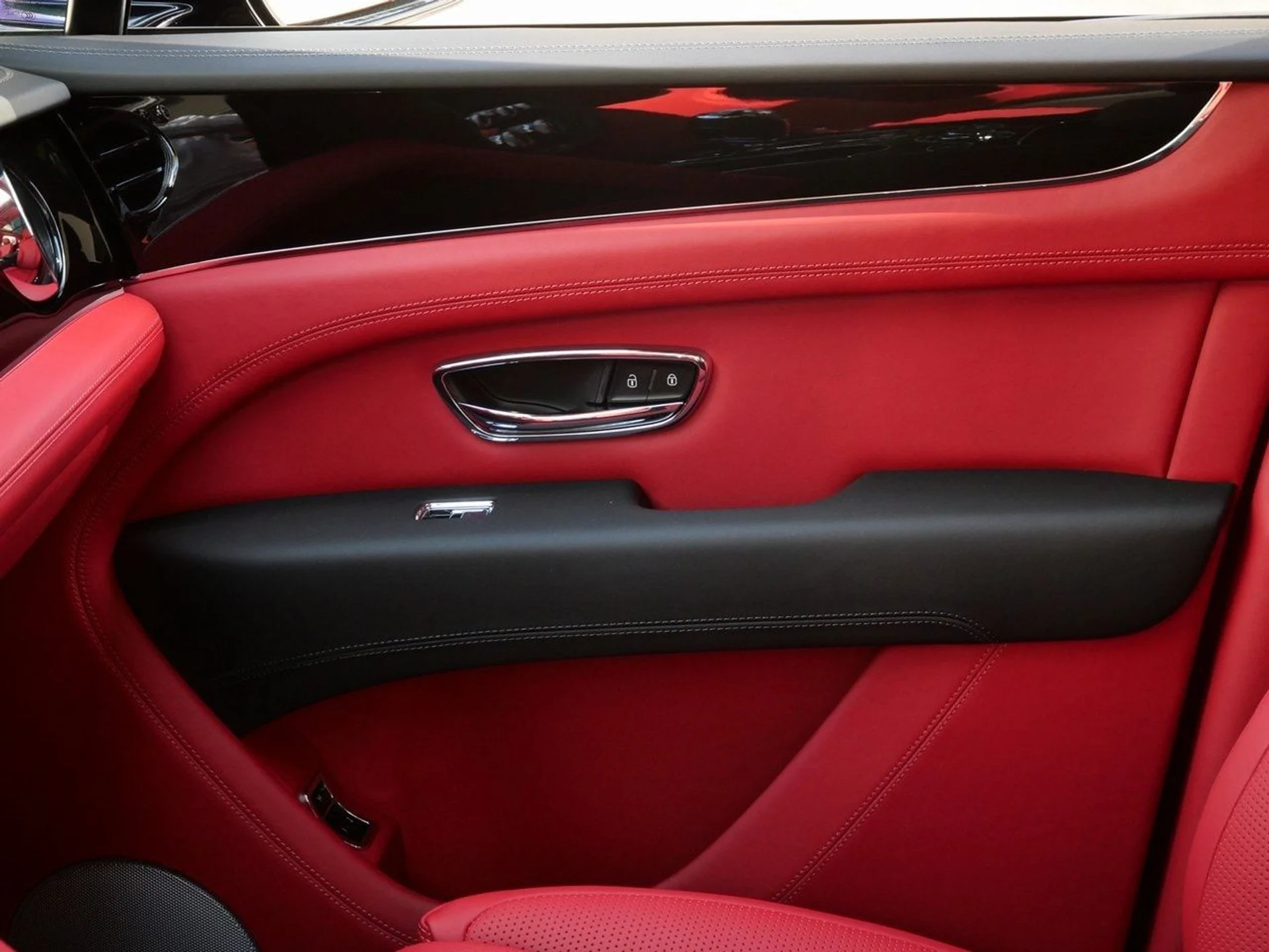 mph012_1205459894_a4ec99d636d9c2b02899bbf89b817e45x_92c3c30477