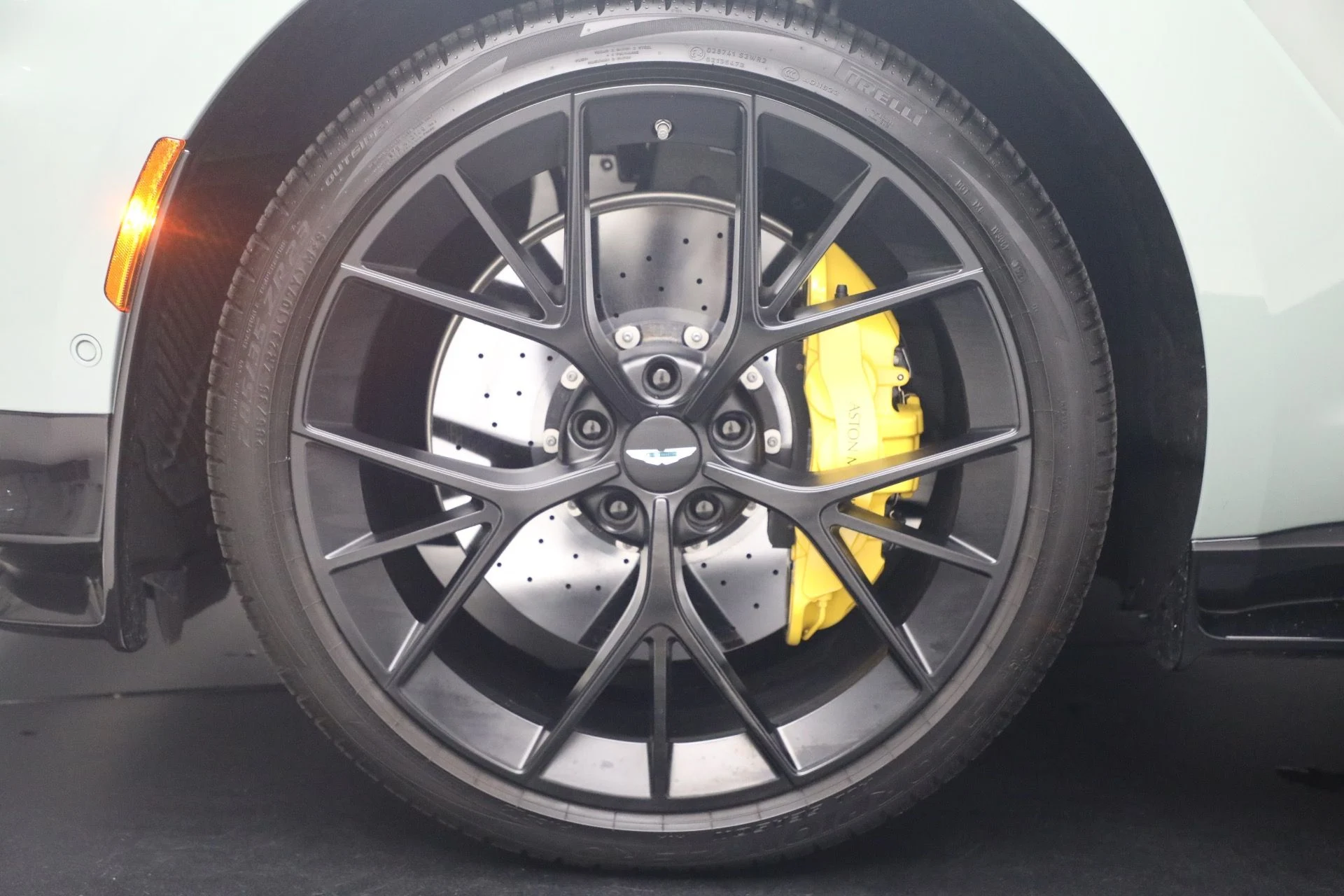 mph012_1210146_Used_2025_Aston_Martin_DBX_707_1782571135_68cd1fdef9