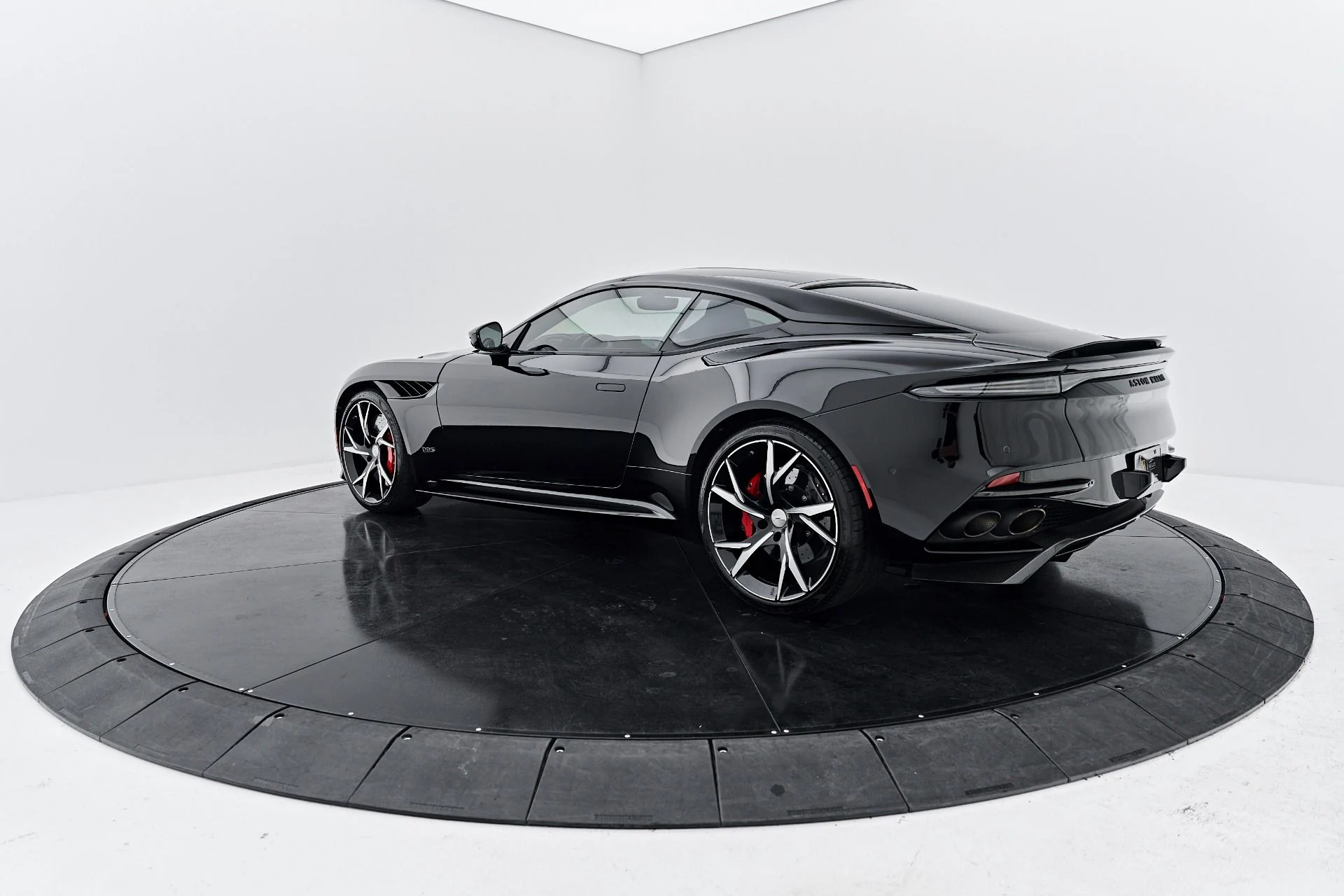 mph012_1211905812_Used_2019_Aston_Martin_DBS_Superleggera_1791337408_bd877ab2de