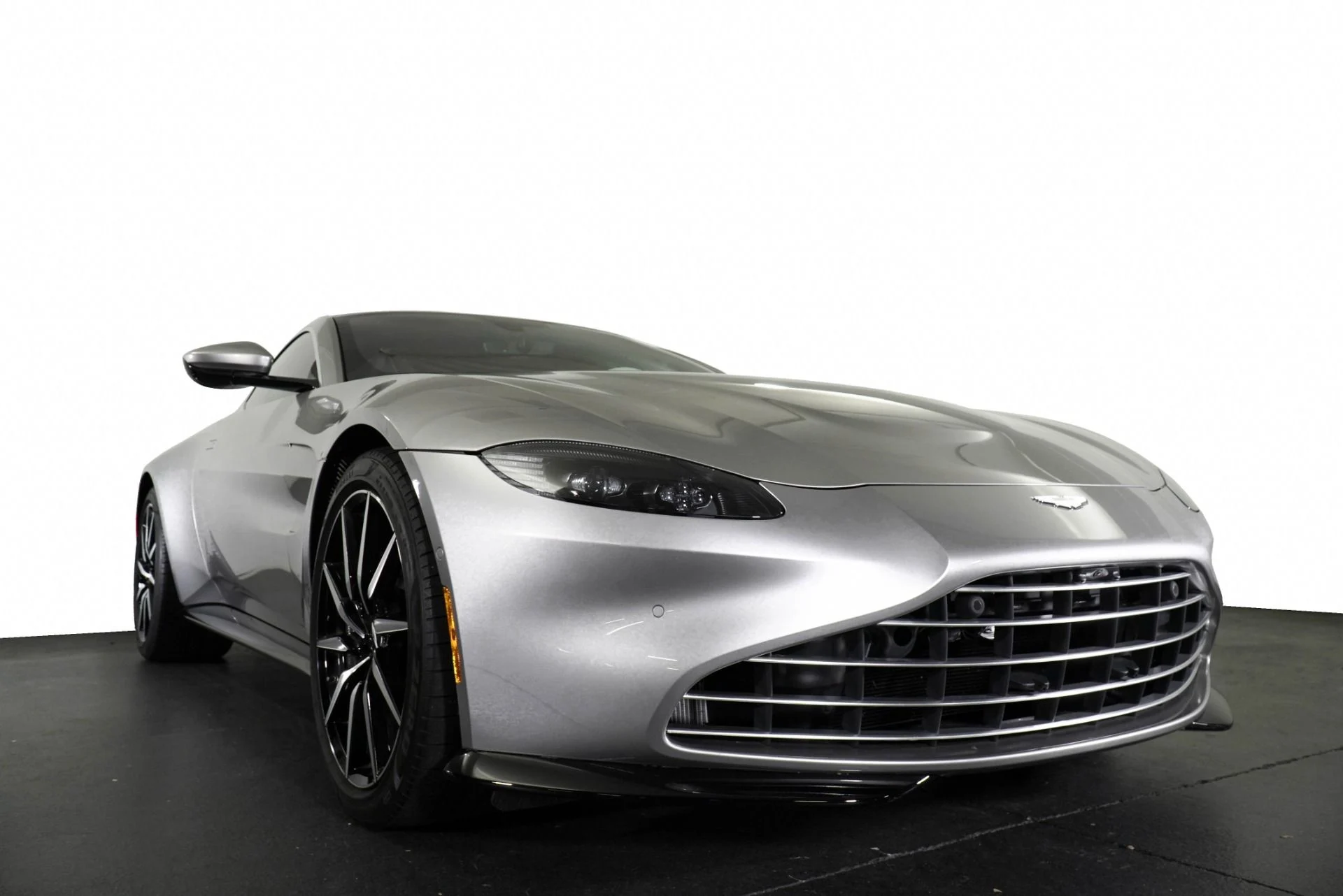 mph012_1212504034_Used_2023_Aston_Martin_Vantage_1770366808_be59282c6a