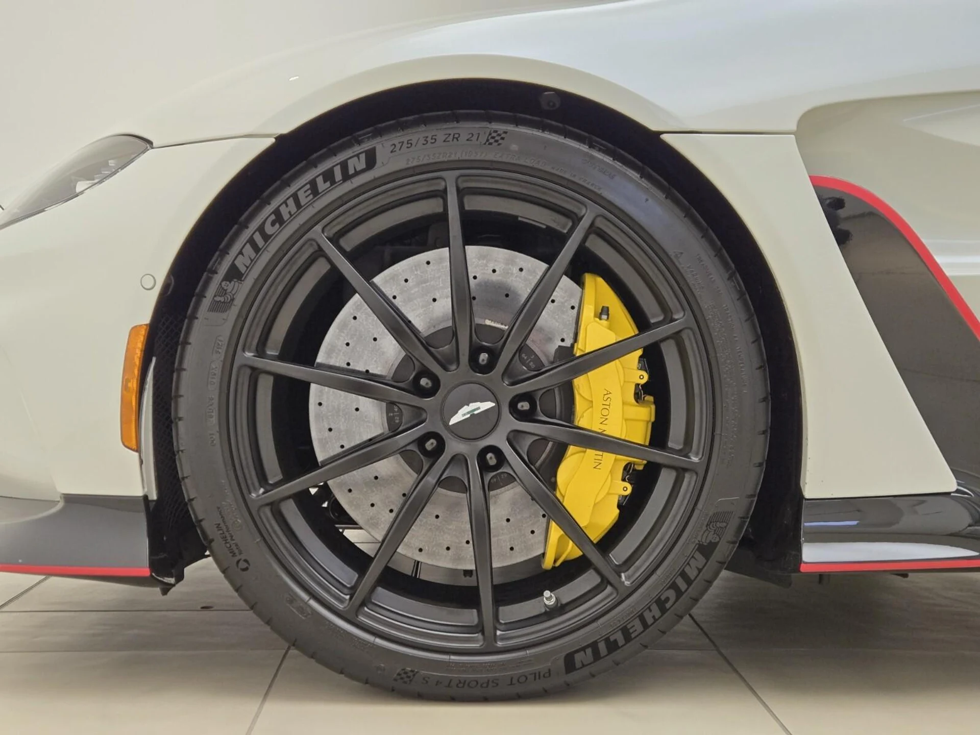 mph012_1217645825_Used_2023_Aston_Martin_Vantage_1766214027_23b59886e3