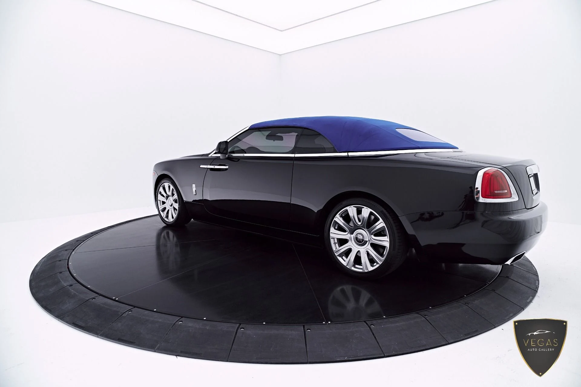 mph012_1232960834_Used_2019_Rolls_Royce_Dawn_Base_1782162926_69e986b255