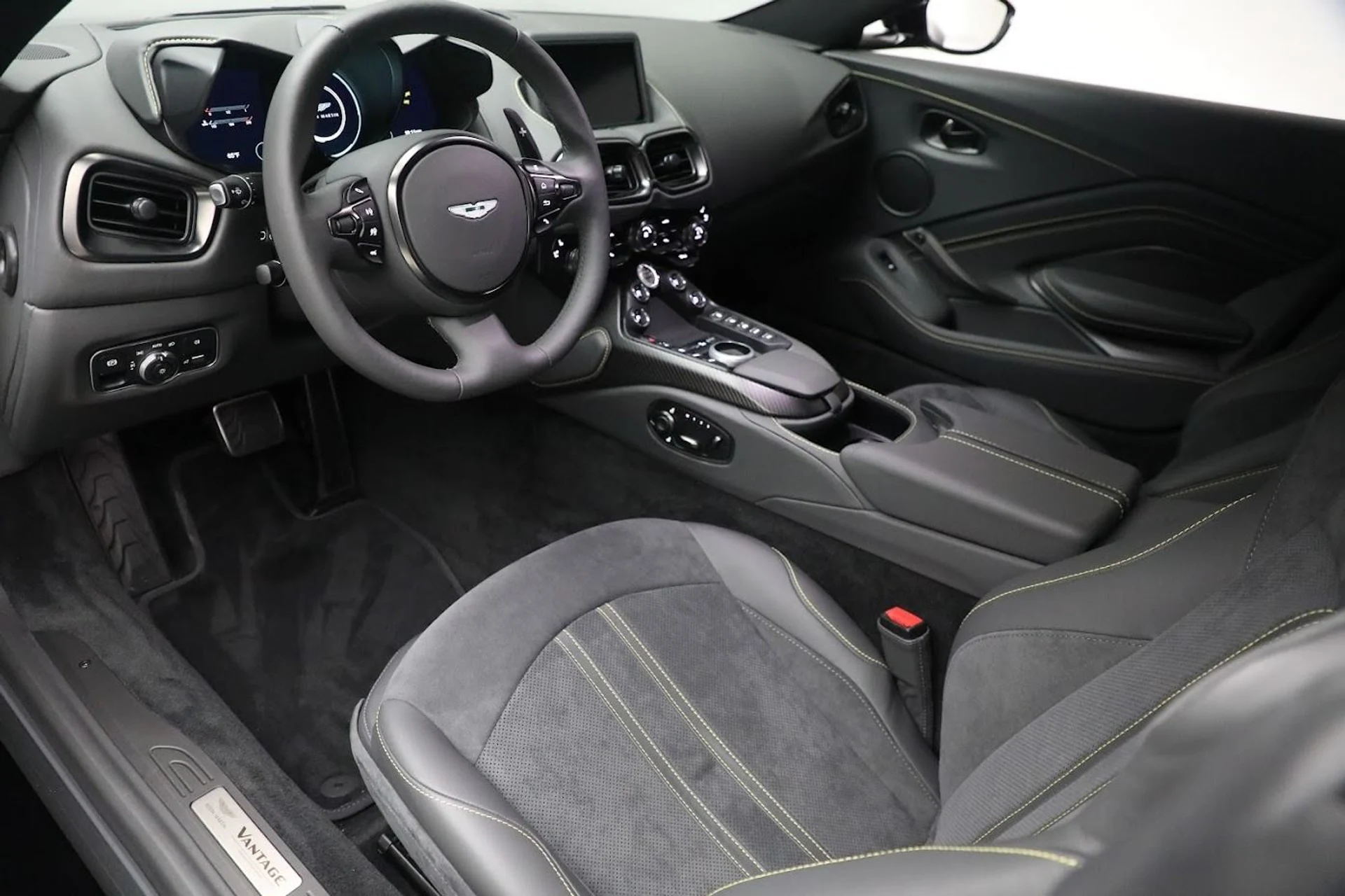 mph012_1235704780_Used_2023_Aston_Martin_Vantage_V8_177e0be06f